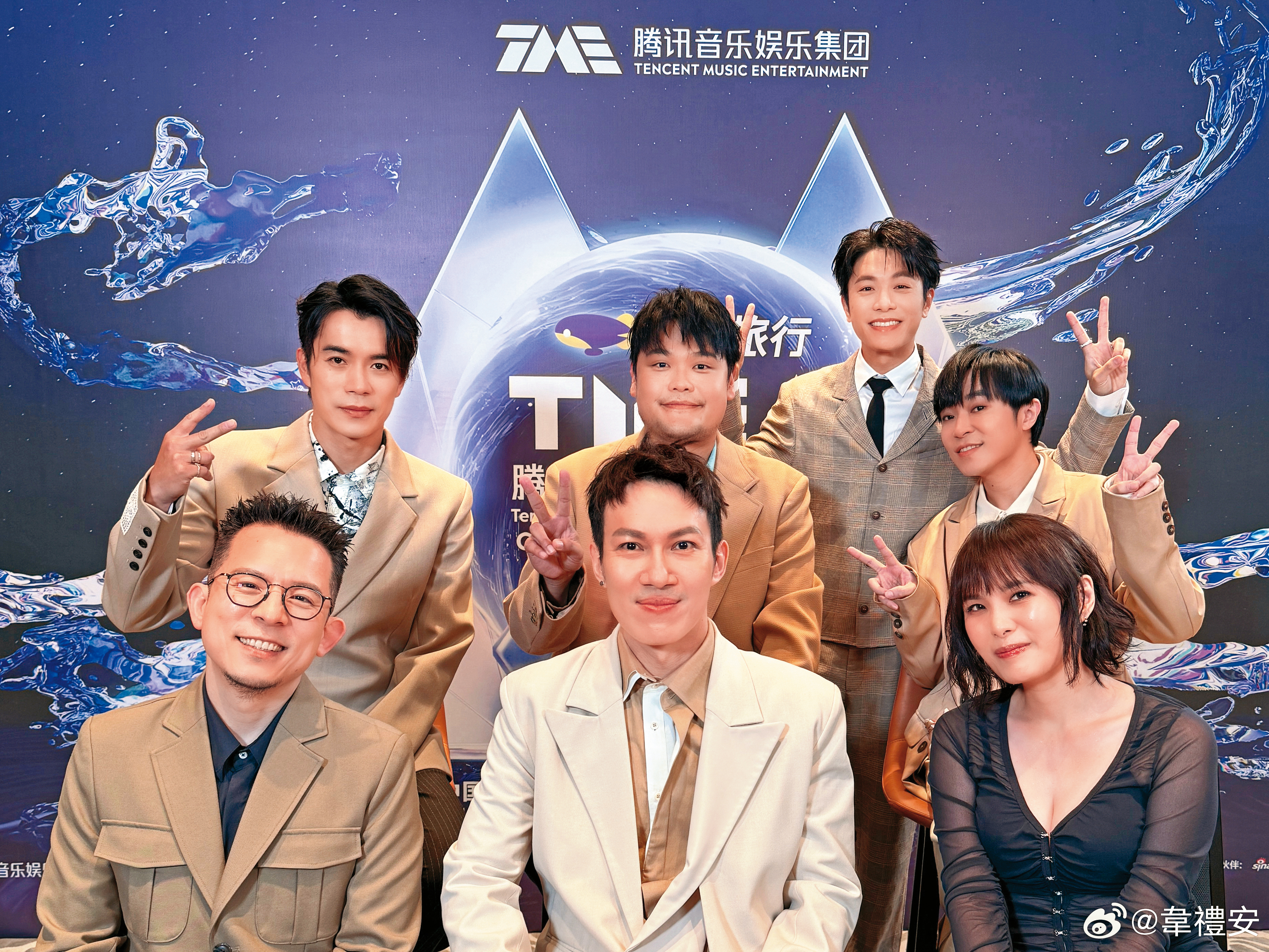 韋禮安（後排右二）與蘇打綠一起出席騰訊音樂娛樂盛典，老朋友見面相談甚歡。（翻攝自韋禮安微博）