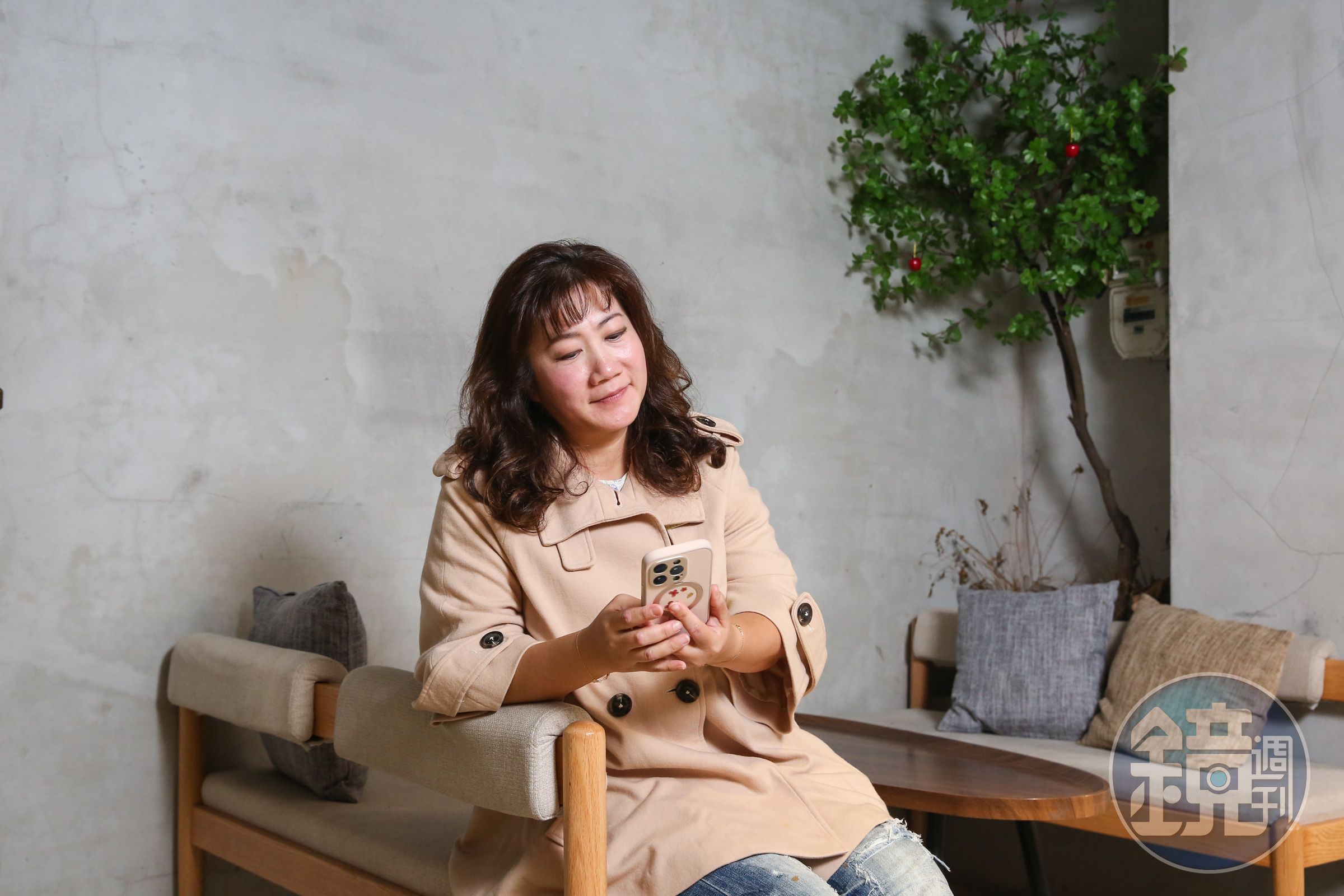 臉書「女孩向錢進$」版主張Ceci,退休後仍維持天天閱讀財經新聞習慣。