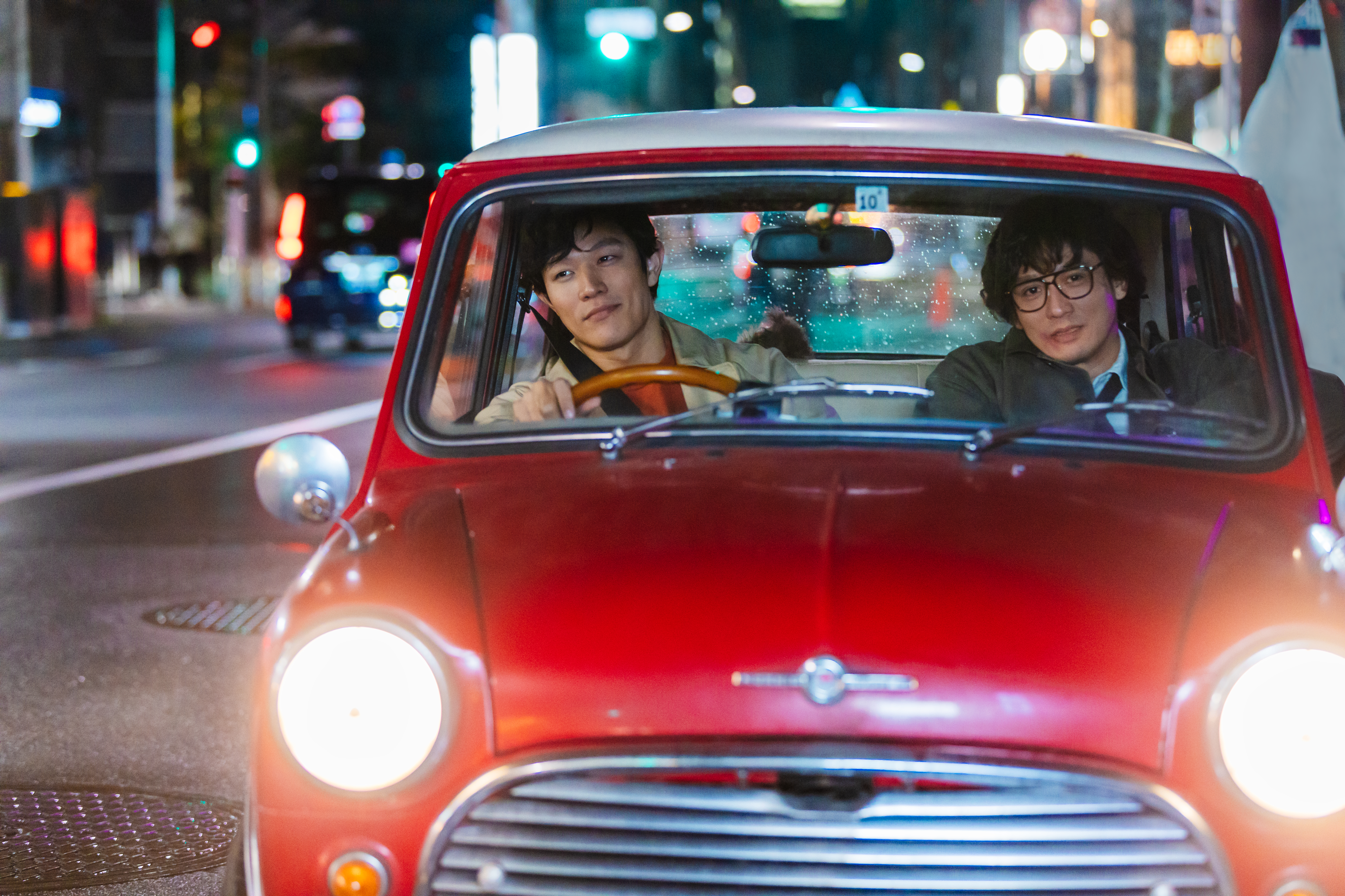 鈴木亮平開著Mini Cooper超級自我感動,覺得自己就是「真正的冴羽獠」。(Netflix提供)