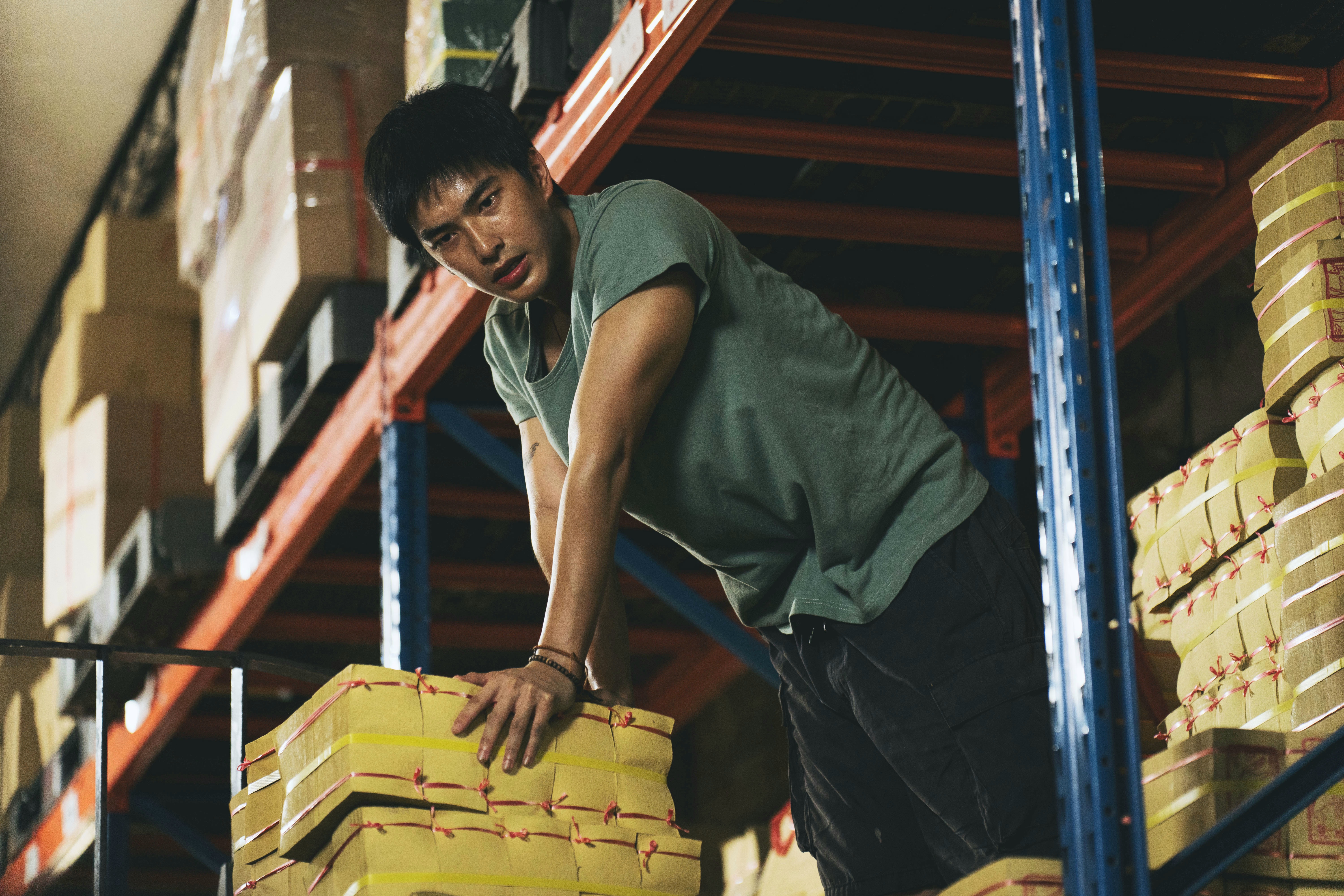 在《失樂園》曾敬驊挑戰演出離院後回歸貧困老家的少年，為還債搬水泥金紙。（「冬候鳥電影」 、「文策院」提供）