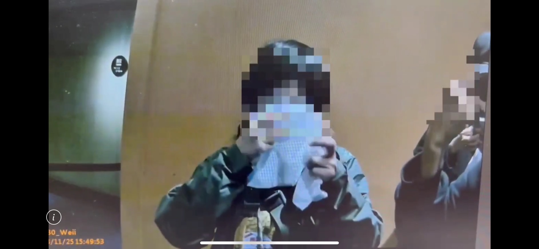 陳女遭攻擊後步出影廳，請影城人員協助報警處理。（翻攝畫面）