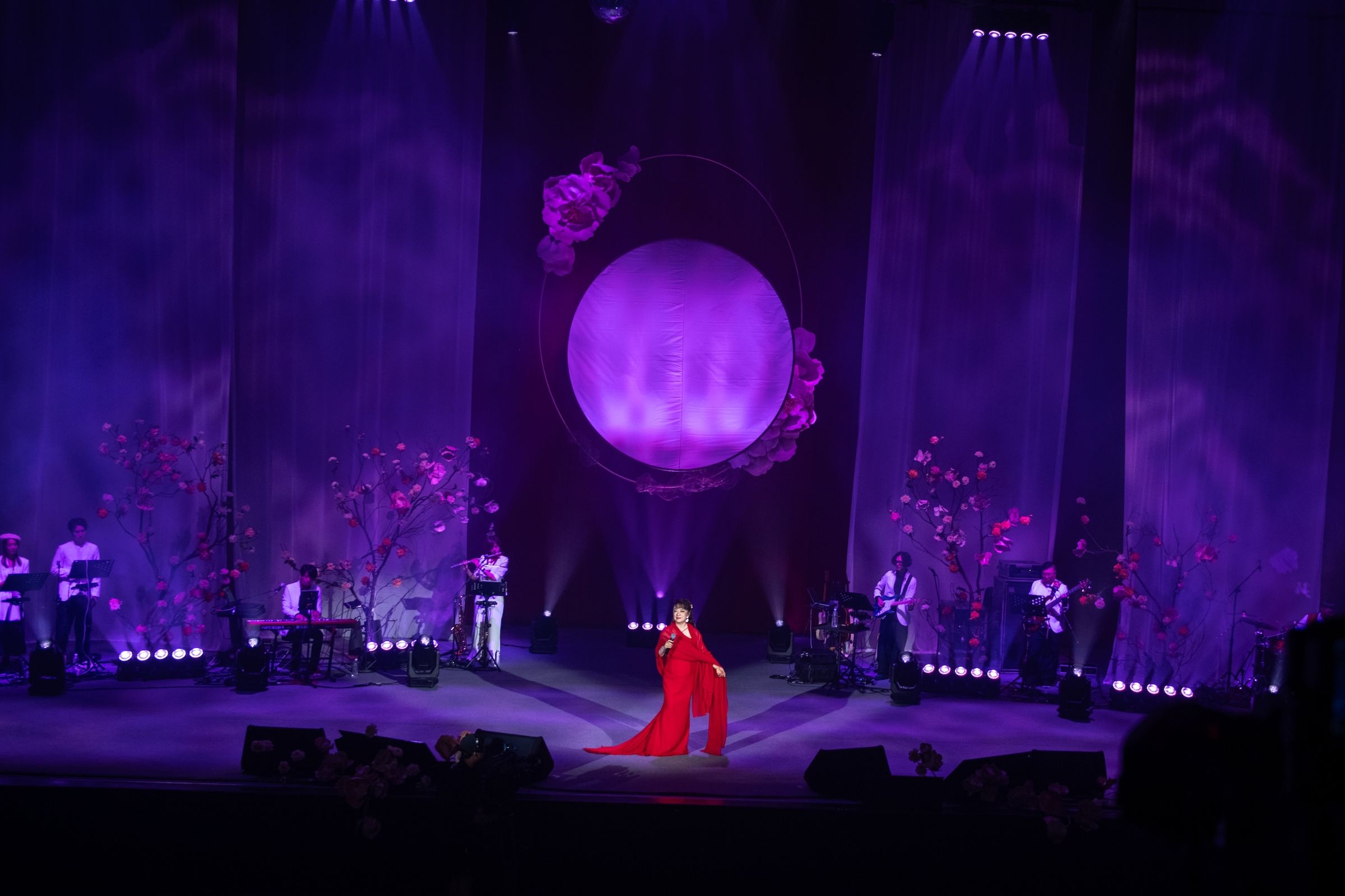 翁倩玉60週年演唱會首場登台,以耀眼紅色珊瑚裝霸氣開唱。(大大娛樂提供)