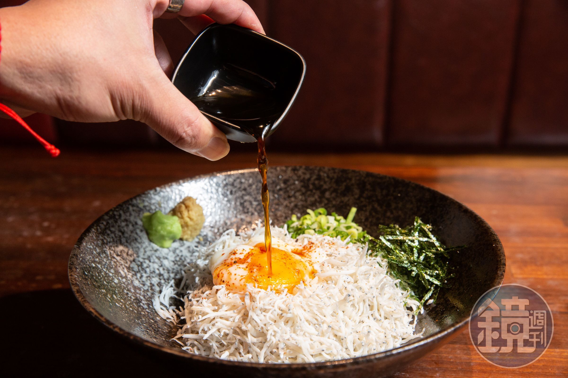 林北烤好居酒屋的魩仔魚丼也深受吃貨們喜歡，其新鮮漁獲來自龜山島漁場。