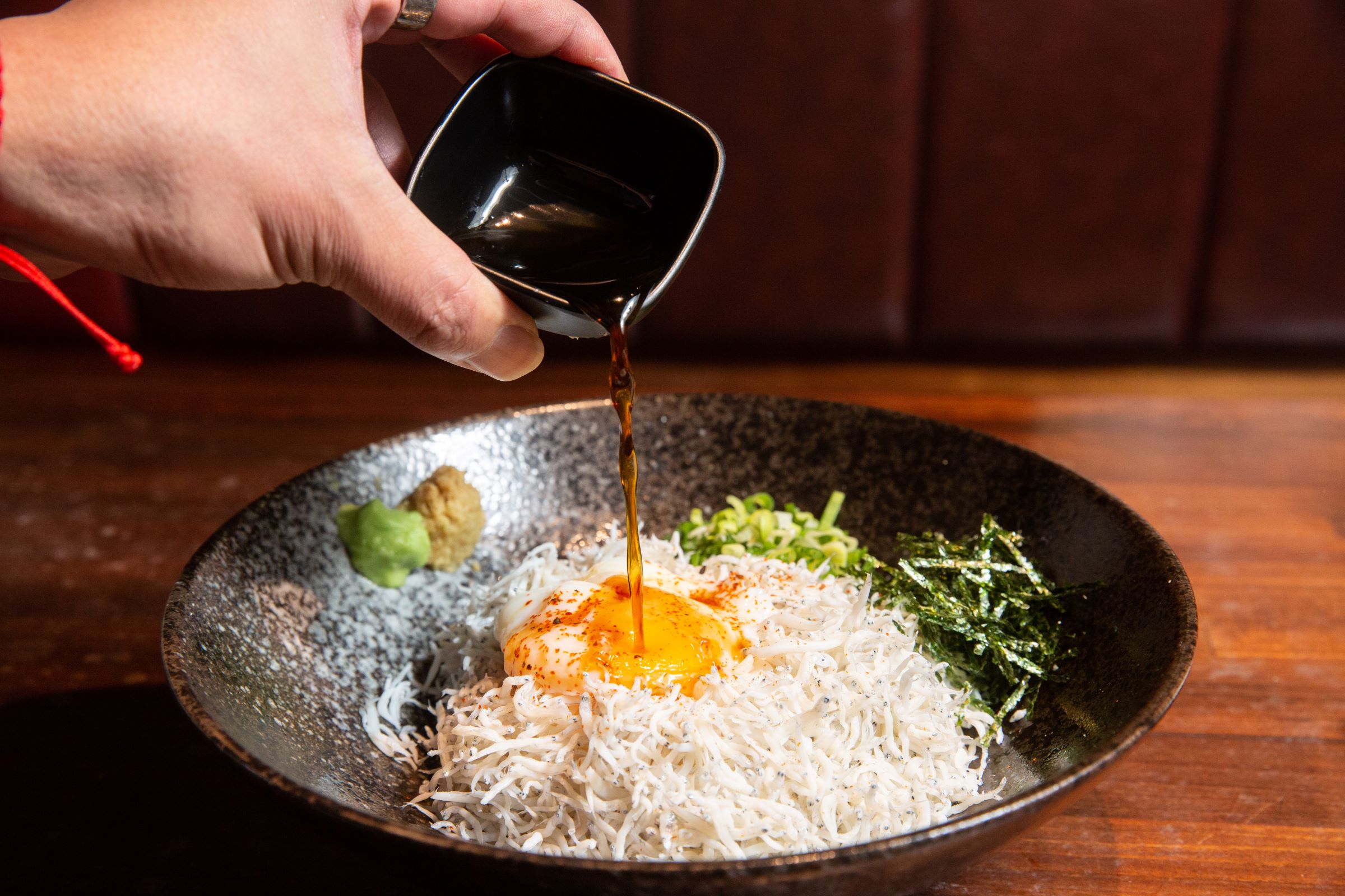 林北烤好居酒屋的魩仔魚丼也深受吃貨們喜歡，其新鮮漁獲來自龜山島漁場。