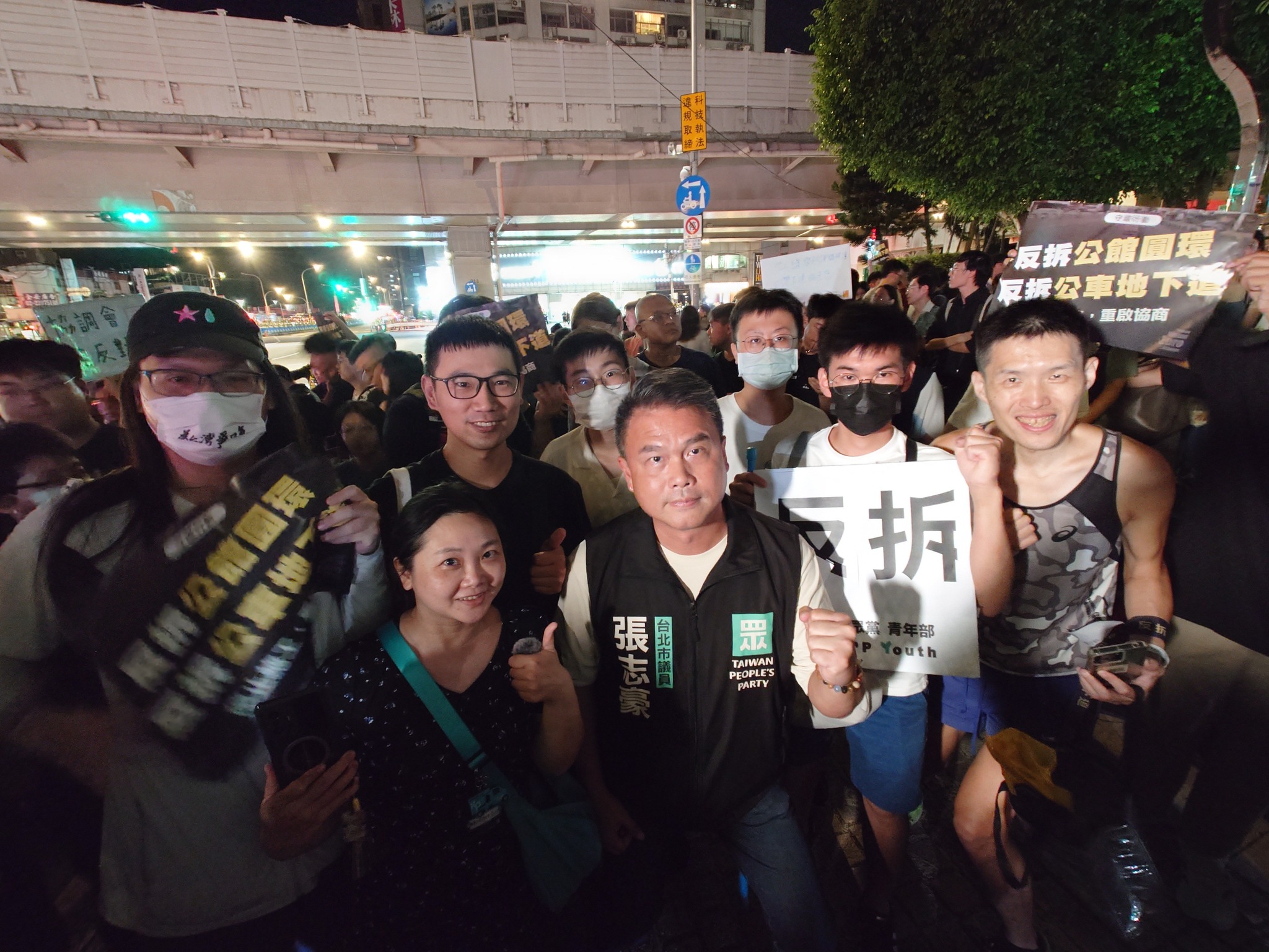 張志豪12日晚間與民眾黨青年部一起抗議蔣萬安市府不顧民意強拆公館圓環、填平地下道。（翻攝自張志豪臉書）