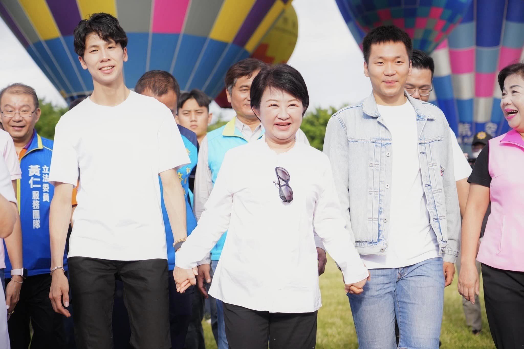 盧秀燕緊牽李洋和林郁婷。（翻攝盧秀燕臉書）