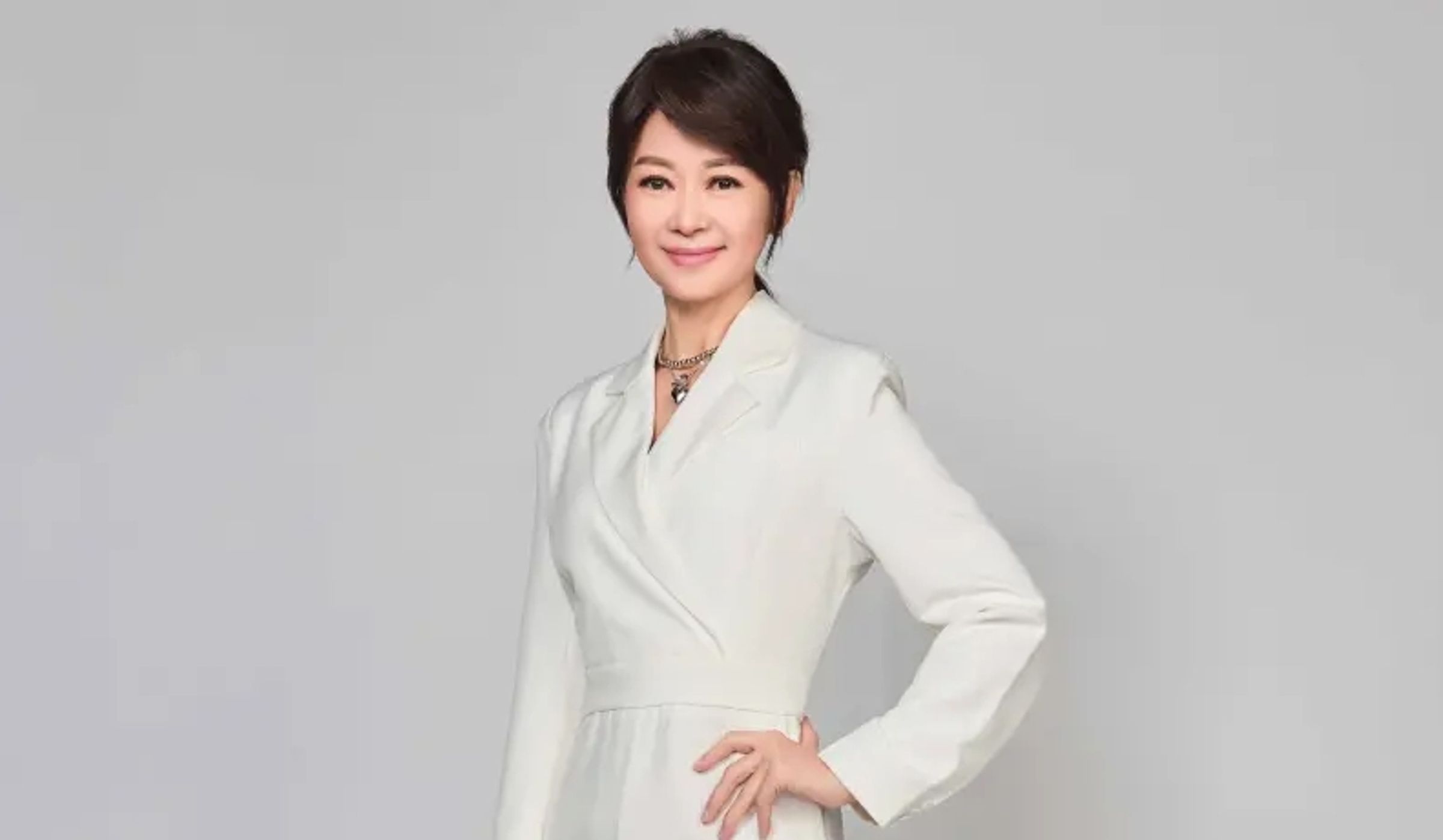 從基層記者出身的盧秀芳,30年來對新聞的堅持,其知性、專業態度都令觀眾喜愛。(中視提供)