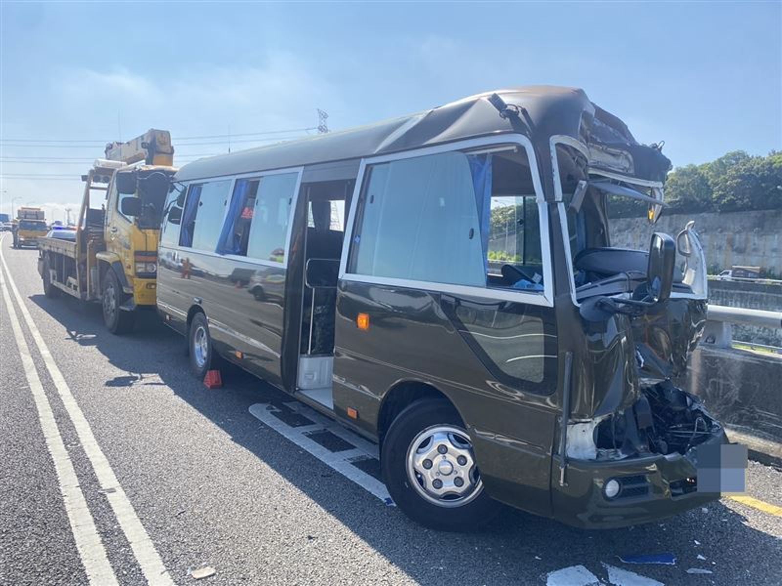 軍巴國道追撞遊覽車「1人疑骨折」 國防部:肇責鑑定中