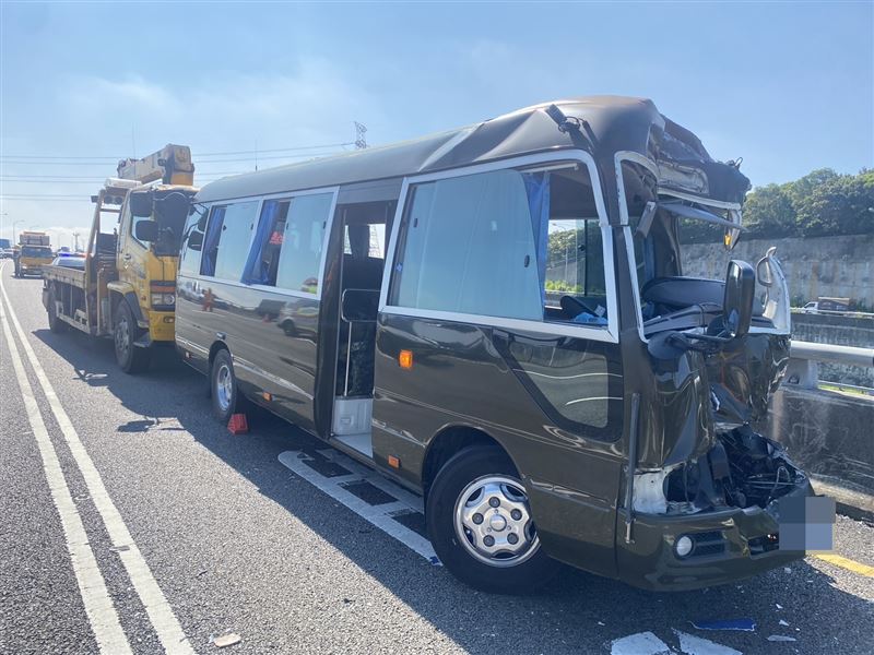 軍用巴士疑未保持安全距離而追撞前方遊覽車,事故造成後方2車追撞。(翻攝畫面)