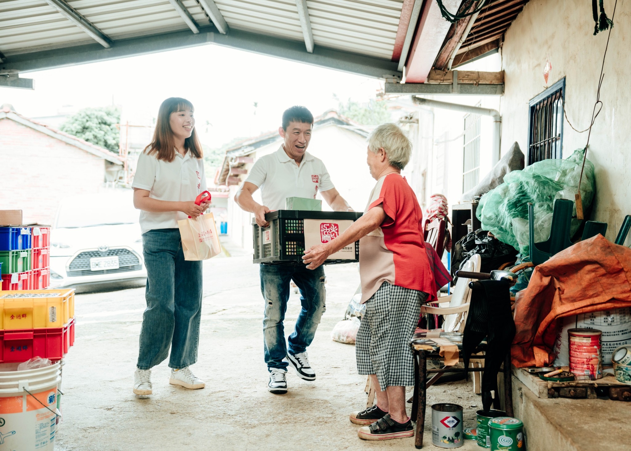 郭子乾擔任愛心大使關懷弱勢長者。（中華民國老人福利關懷協會）