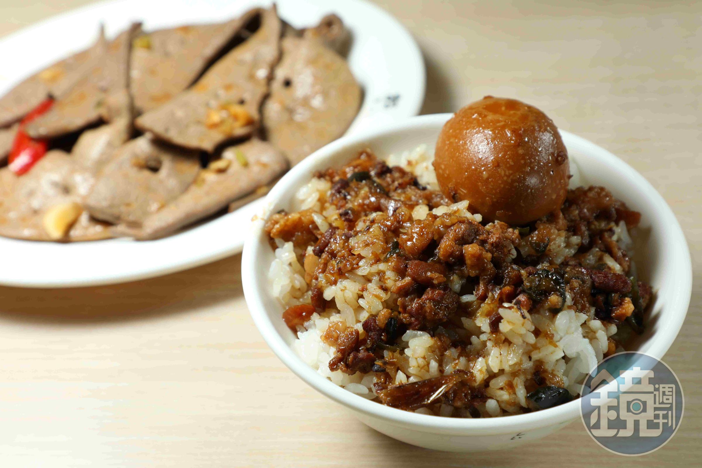 「滷肉飯（附滷蛋）」（前，40元／小碗）配「涼拌豬肝」（後，50元／小份）也是熱門組合。