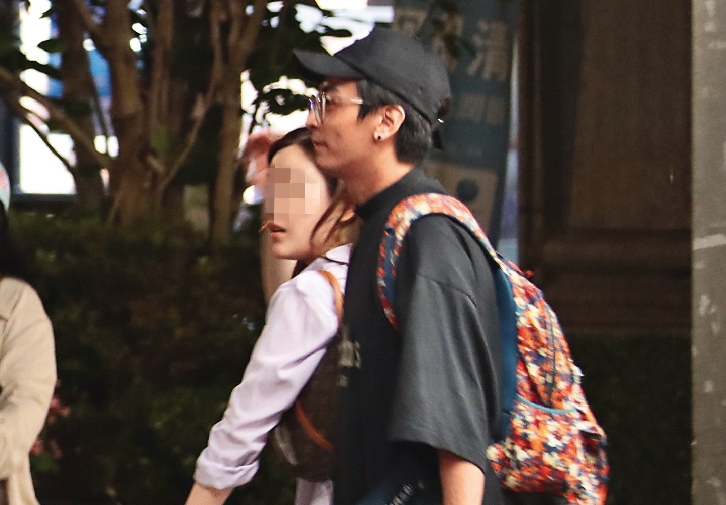 上月本刊直擊Toro和一名身型頗有孕味的女子，在新店裕隆城出沒逛街。