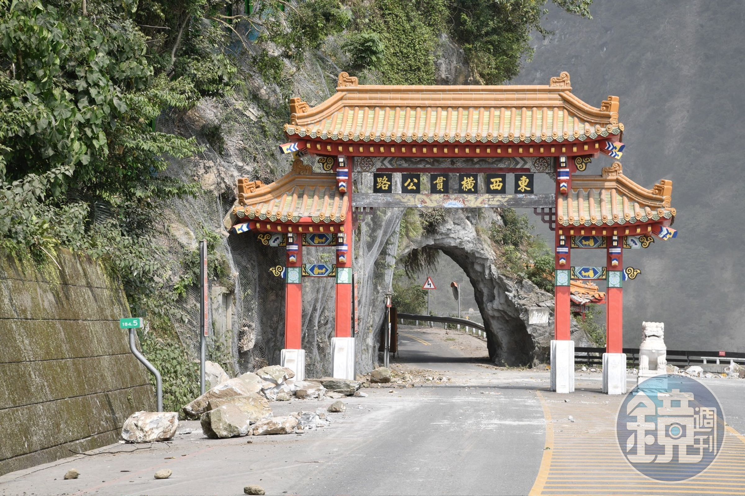 儘管四處都是落石，但太魯閣路口牌坊在403地震當時並未受損。（本刊資料照）