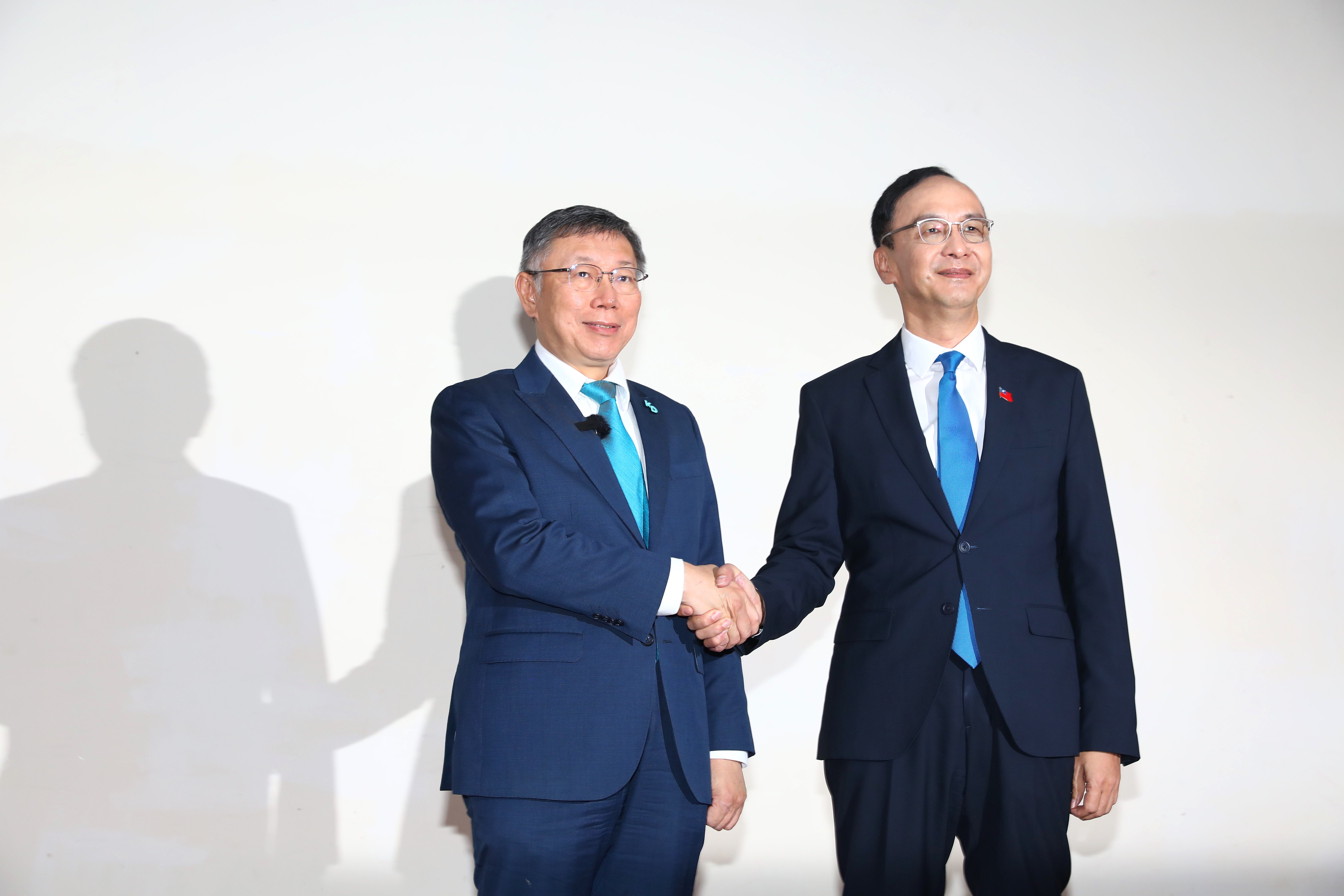 藍白整合首場黨對黨會議今（30日）登場，由雙方黨主席朱立倫（右）、主席柯文哲（左）出席對談1小時，並發出共同聲明。