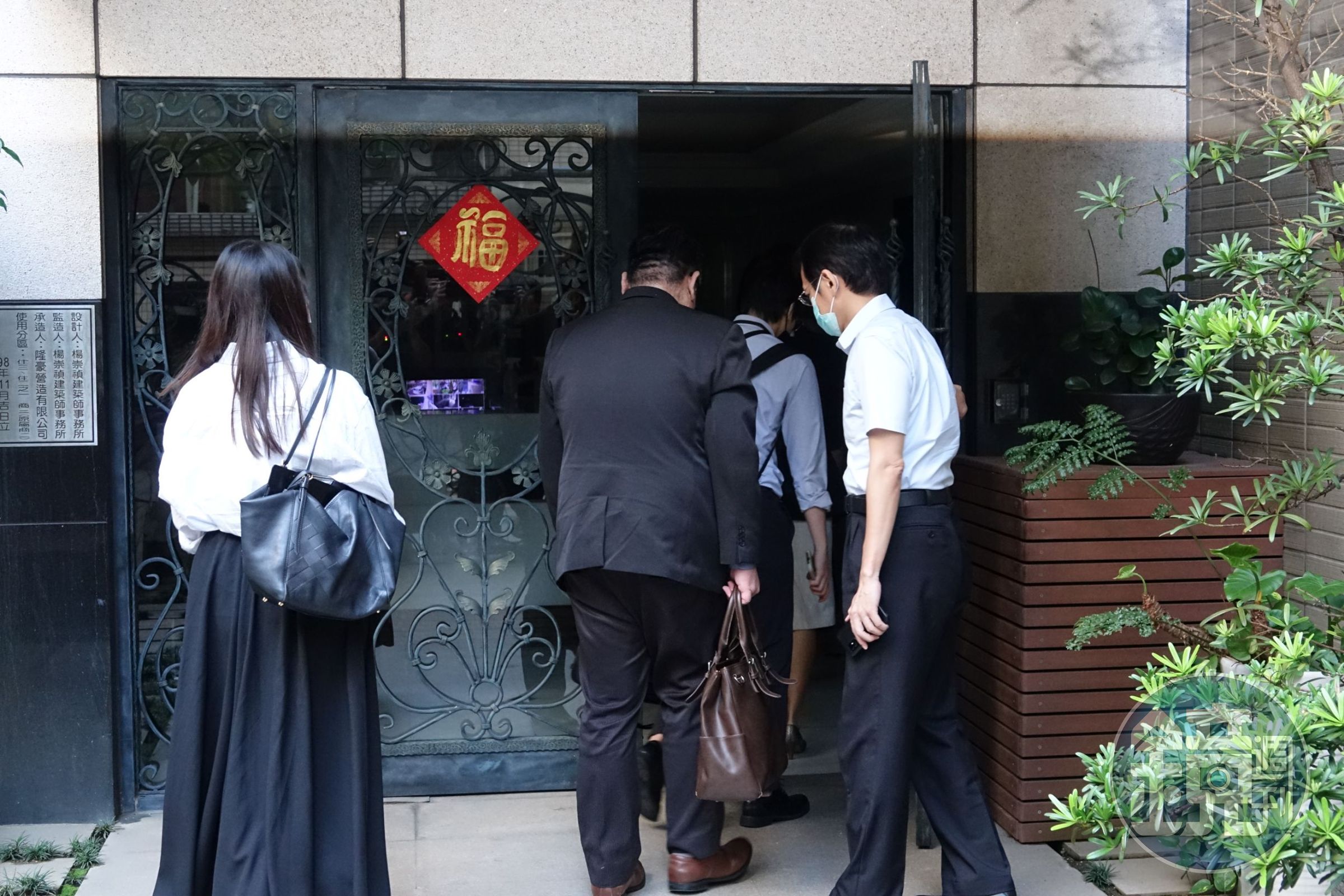 檢廉一早派人搜索柯文哲住處。