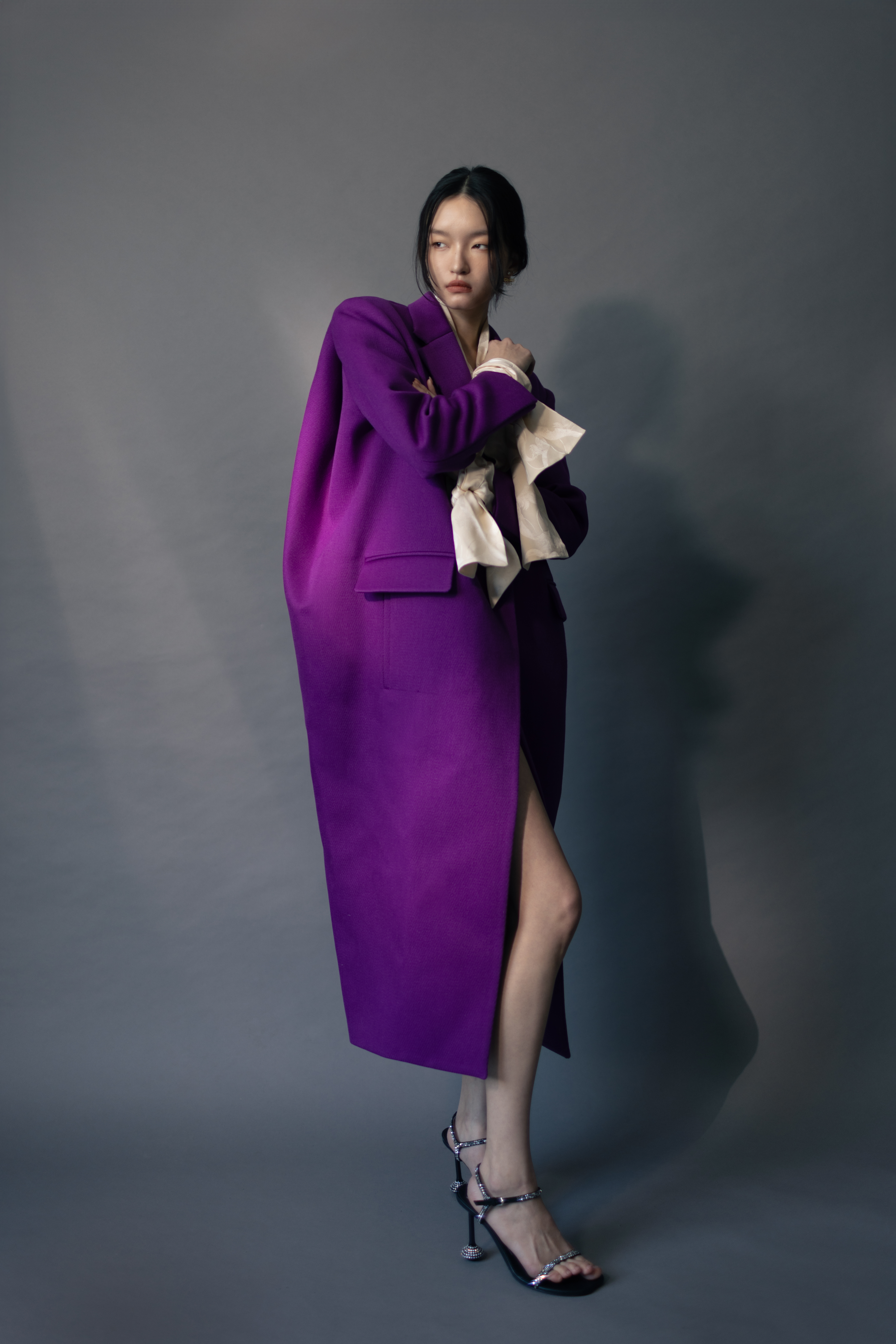 紫色繭型大衣 NT$142,750 by BALENCIAGA／露肩絲綢緹花綁帶襯衫 NT$95,000 by DIOR／亮片高跟涼鞋 價格店洽 by LOEWE／Dior Tribales蝴蝶結耳環 NT$19,000 by DIOR