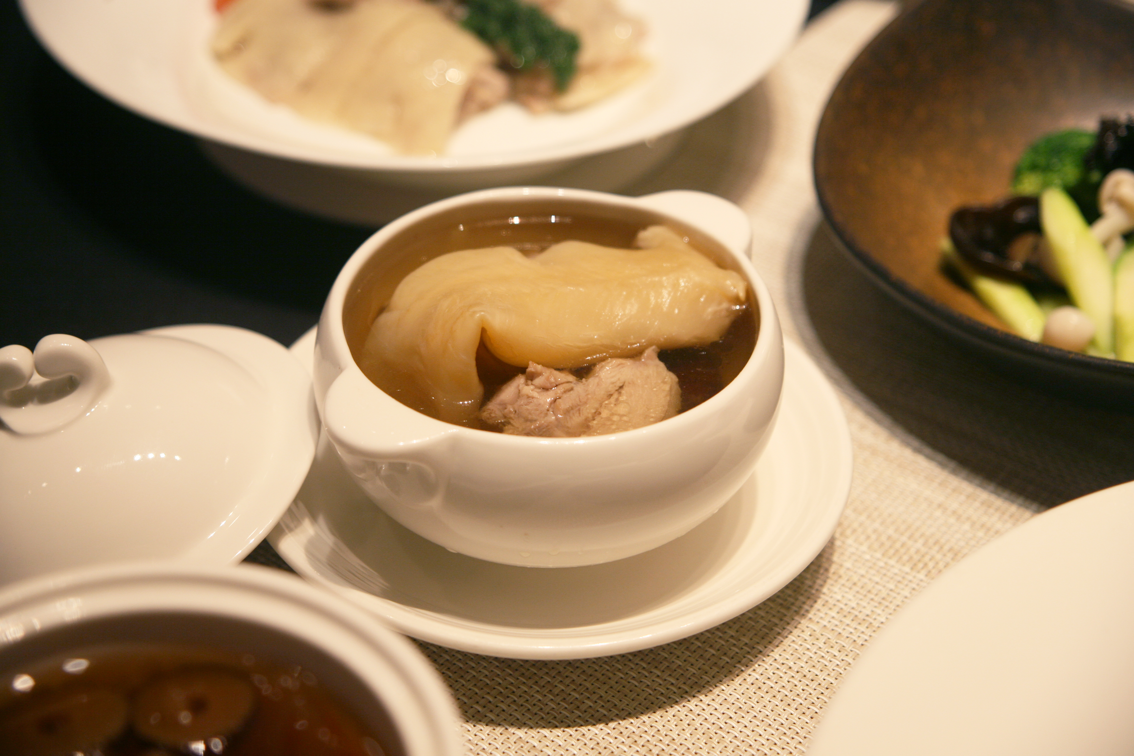 「花膠筒燉土雞」