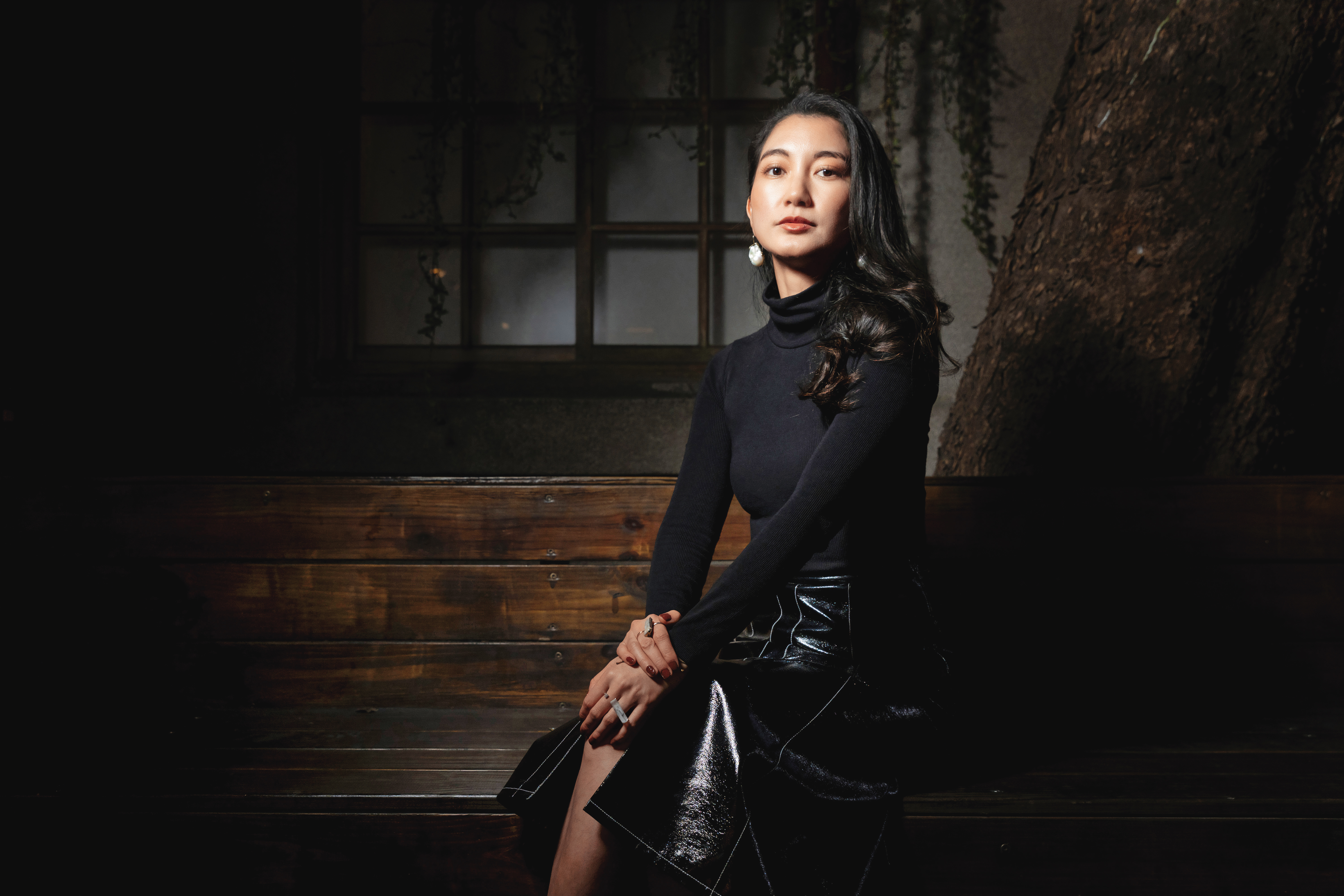 拍照時，伊藤詩織時而調皮地爬上椅子，時而把玩攝影記者的相機。