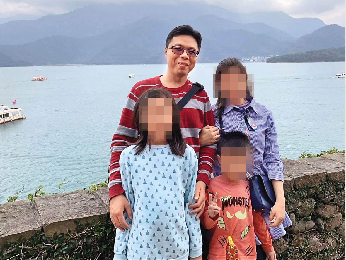 陳錦龍（後左）原本相當顧家愛小孩，卻在約3年前突然變樣，A小姐（後右）至今仍搞不清楚原因。（讀者提供）