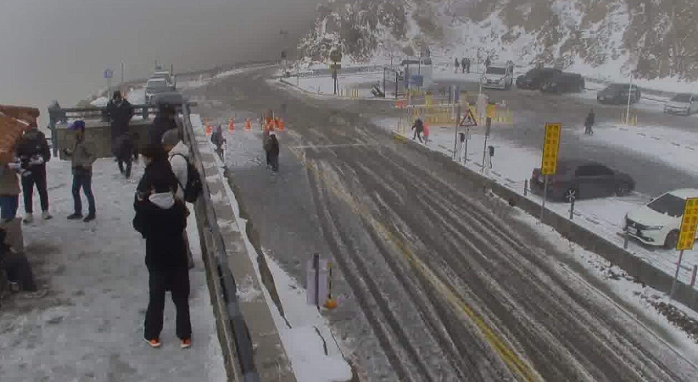 武嶺亭頻頻有追雪的遊客拍照、捕捉美景。(交通部公路局即時影像監視器)