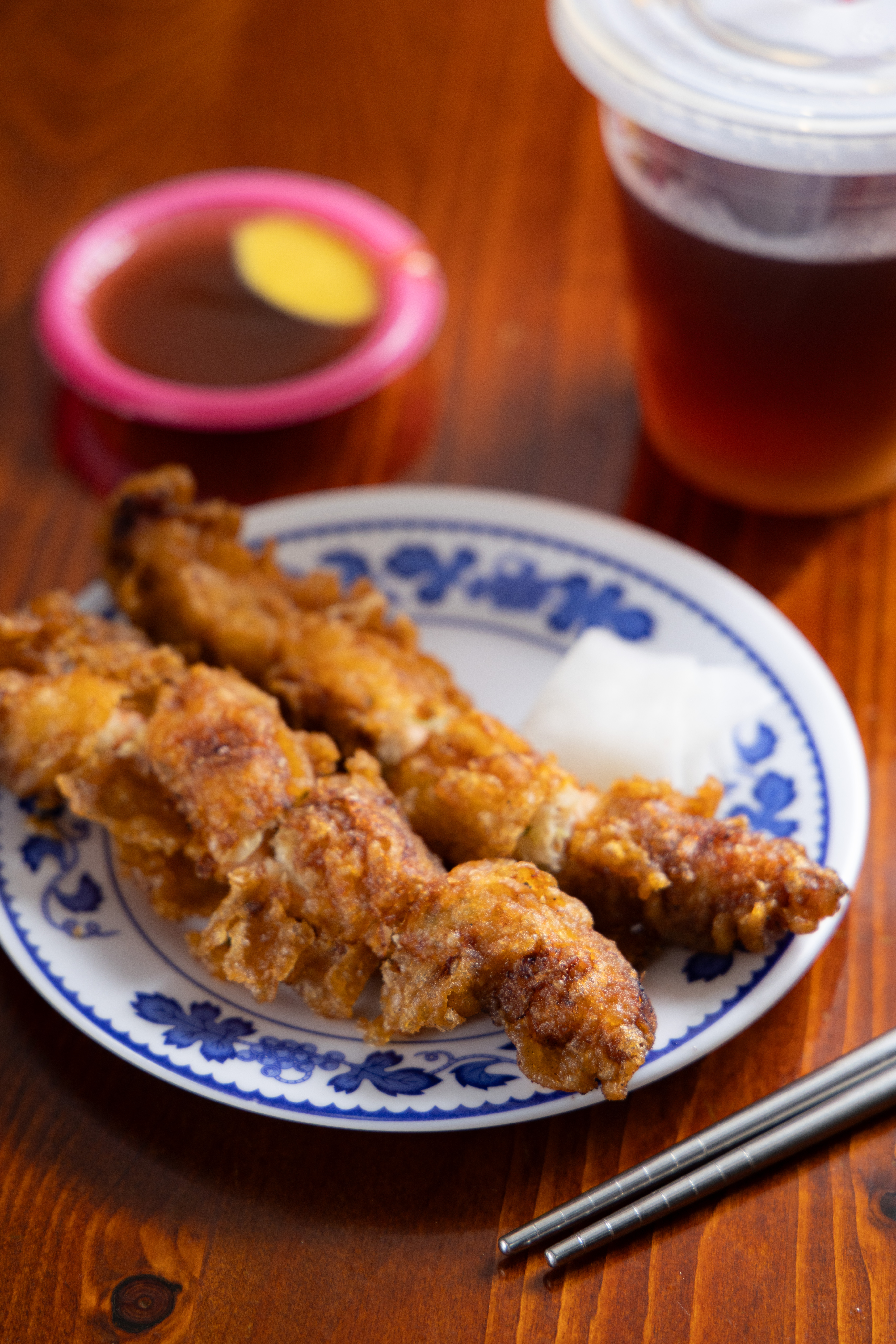 府城黃家蝦捲的特色是外皮非常酥脆，內裡只有蝦和蔬菜，非常純粹。（65元／份、2條）