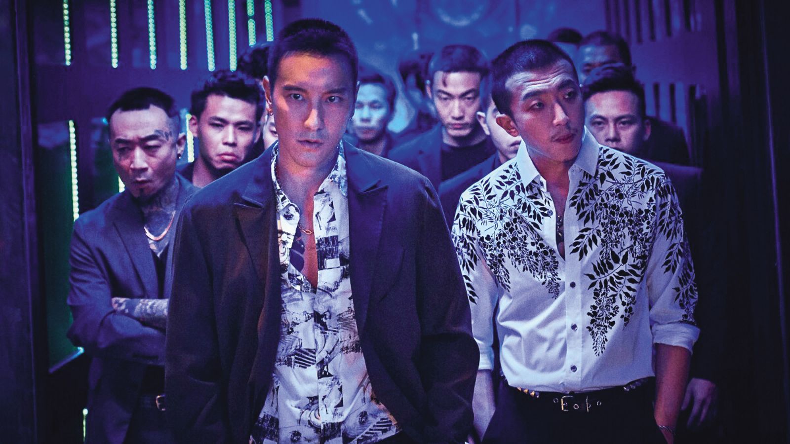 王陽明(前)和懷秋(右一)因演出電影《角頭—大橋頭》,雙雙人氣翻漲