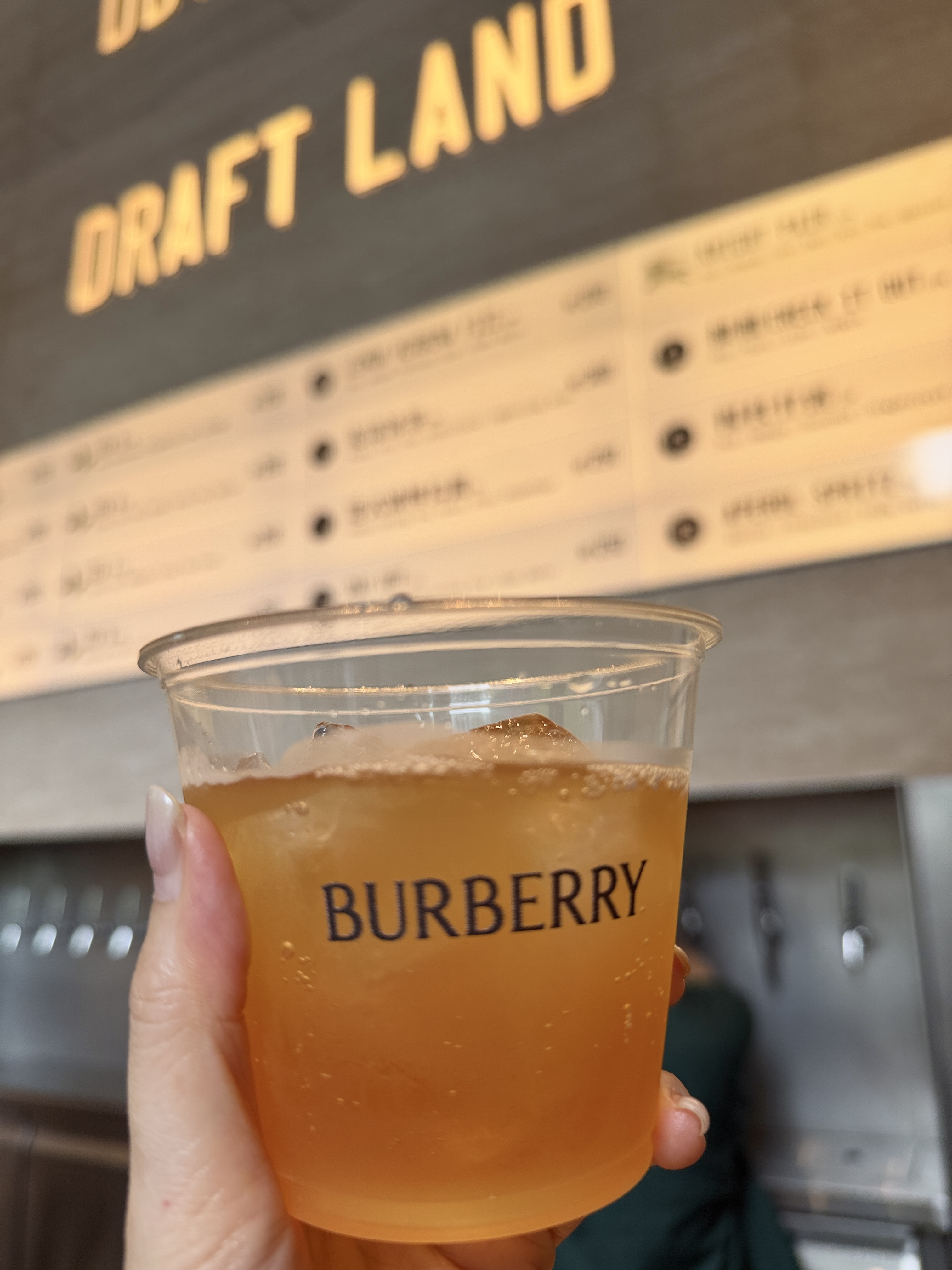 限定聯名調酒「KNIGHT PAIR」有特製酒杯盛裝。(陳慧明攝)