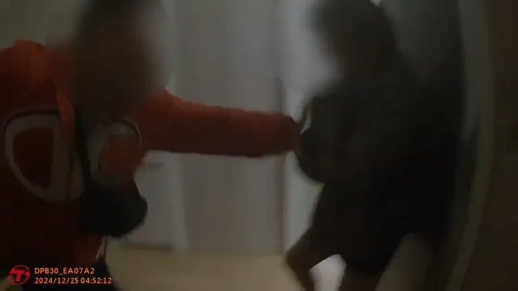 耶誕節凌晨女子竟遭前男友持刀闖入家中，2勇警不顧自身中刀，奮力制伏歹徒。（翻攝畫面）