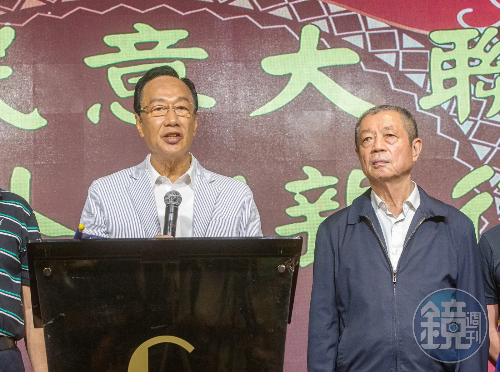 郭台銘（左）早前爭取獨立參選總統，周典論（右）遭懷疑花錢買連署書。（本刊資料照）