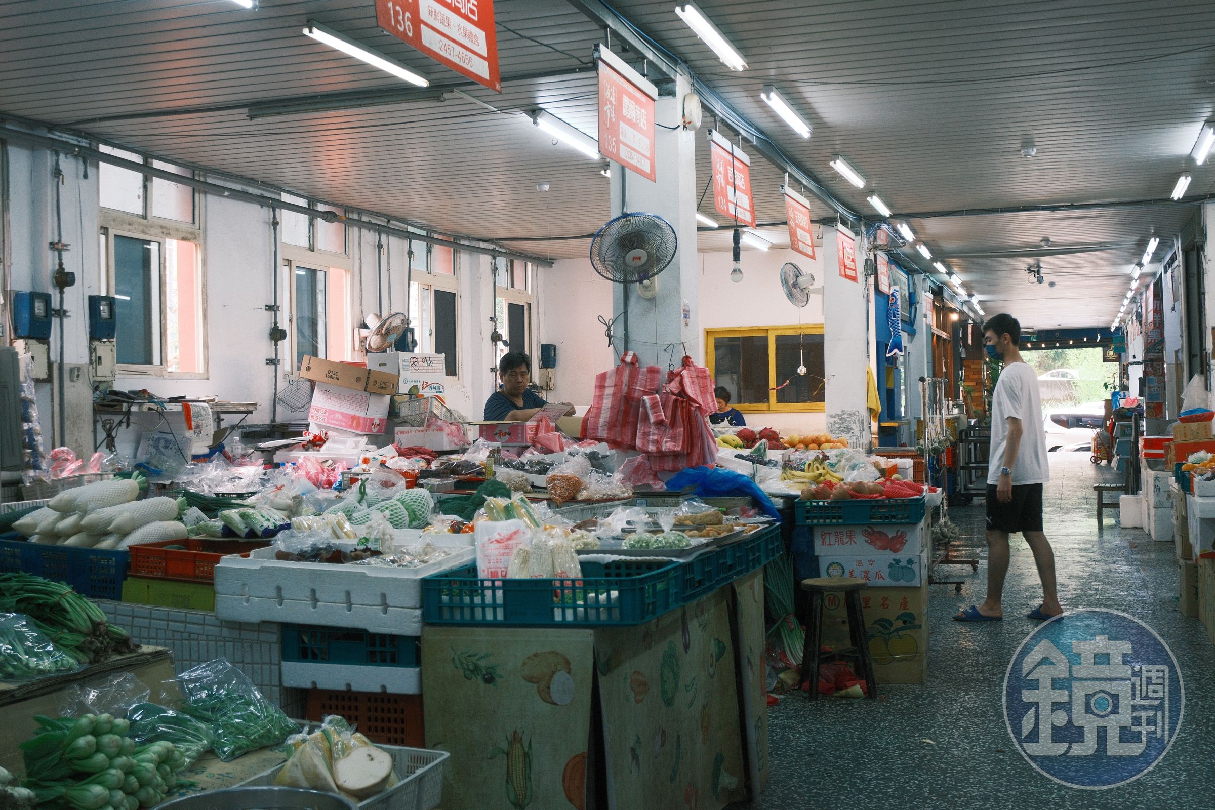 與菜市場為鄰就是這間咖啡店的特色。