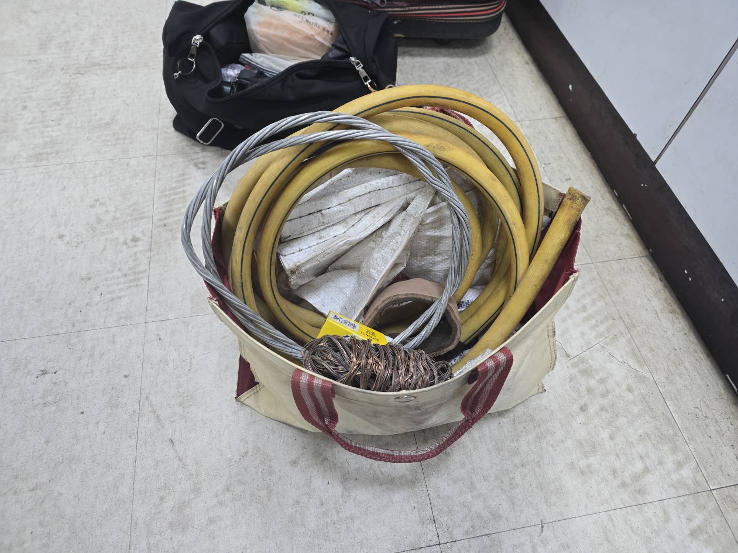 警方在吳男藏匿的廢棄工寮中起出已剝去外皮的電纜銅線及犯案工具一批。翻攝畫面