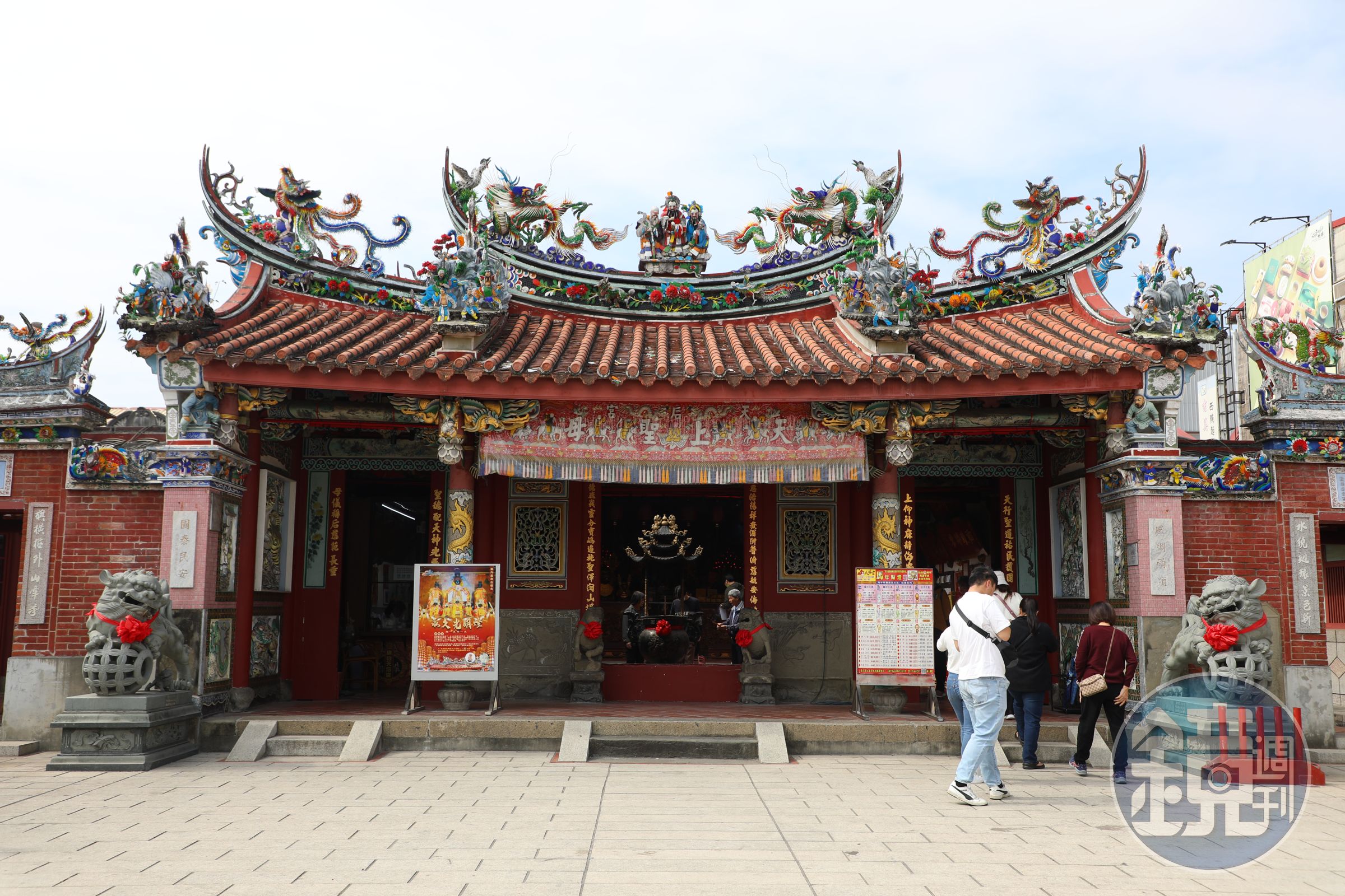 旗山天后宮建於清乾隆年間，是地方信仰中心，每年媽祖遶境盛事吸引大批信眾。