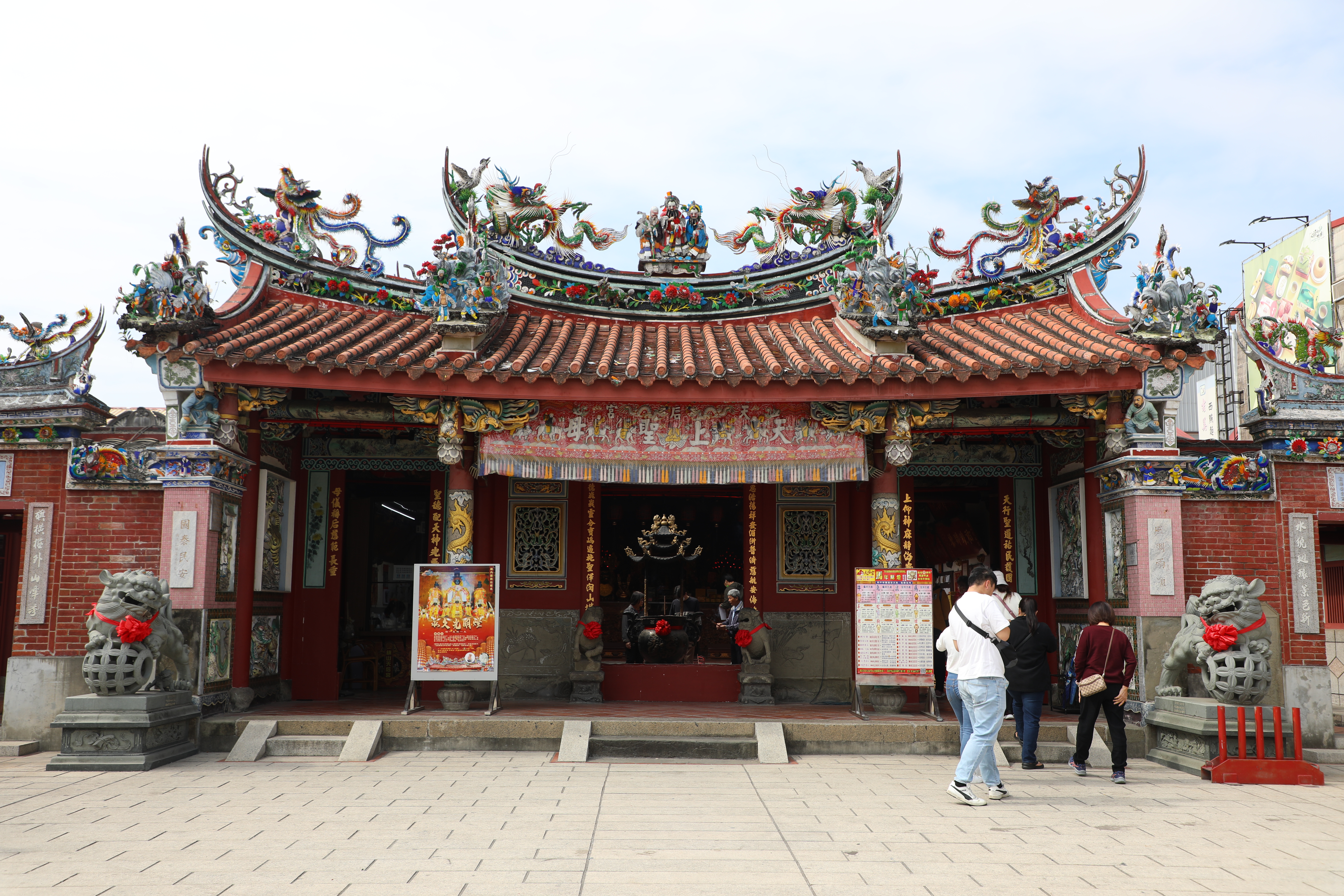 旗山天后宮建於清乾隆年間，是地方信仰中心，每年媽祖遶境盛事吸引大批信眾。