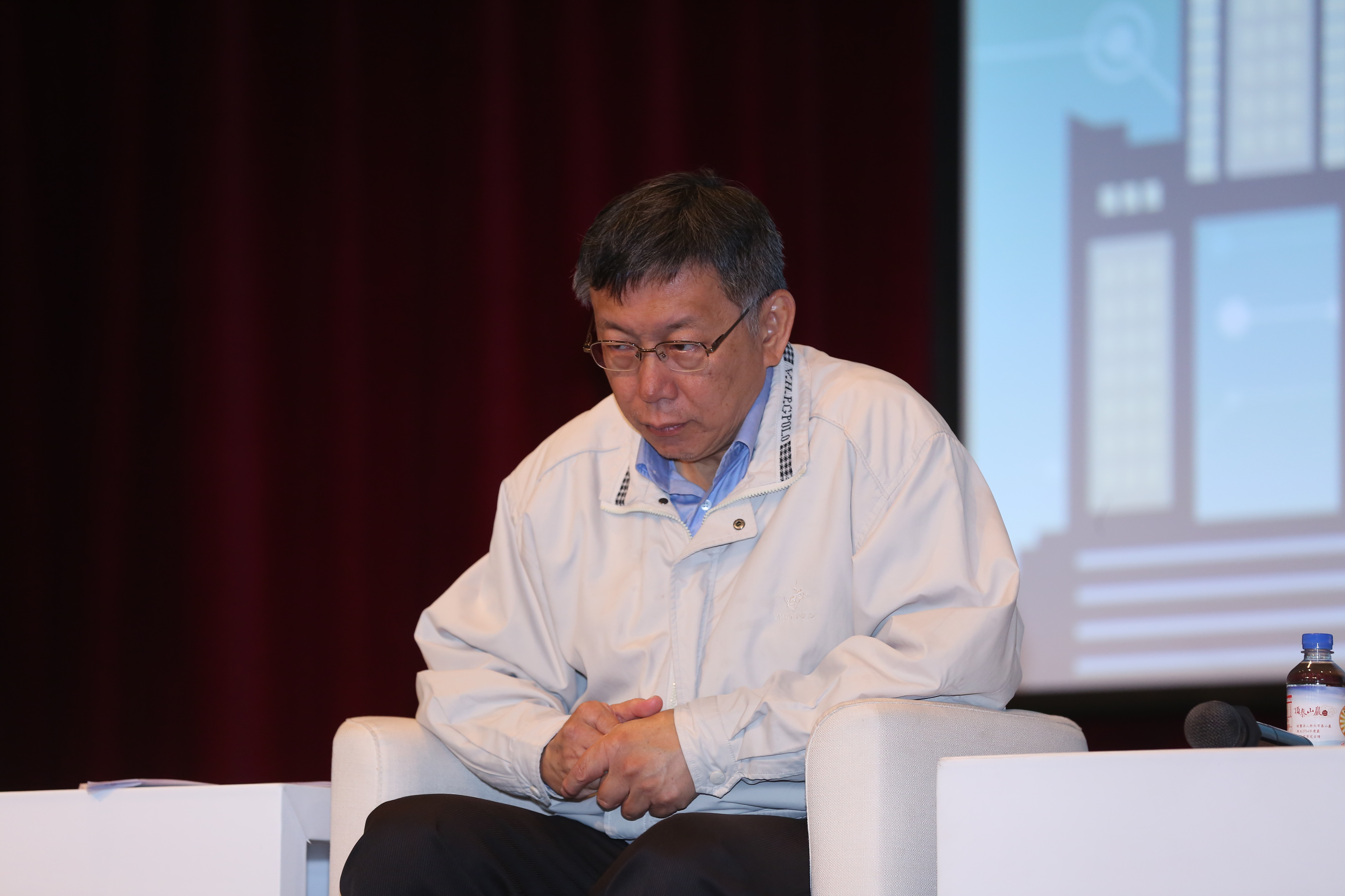 柯文哲過去在競選台北市長期間曾提出〈透明廉政公約〉，如今爆出接受捐款爭議遭批相當諷刺。（本刊資料照）