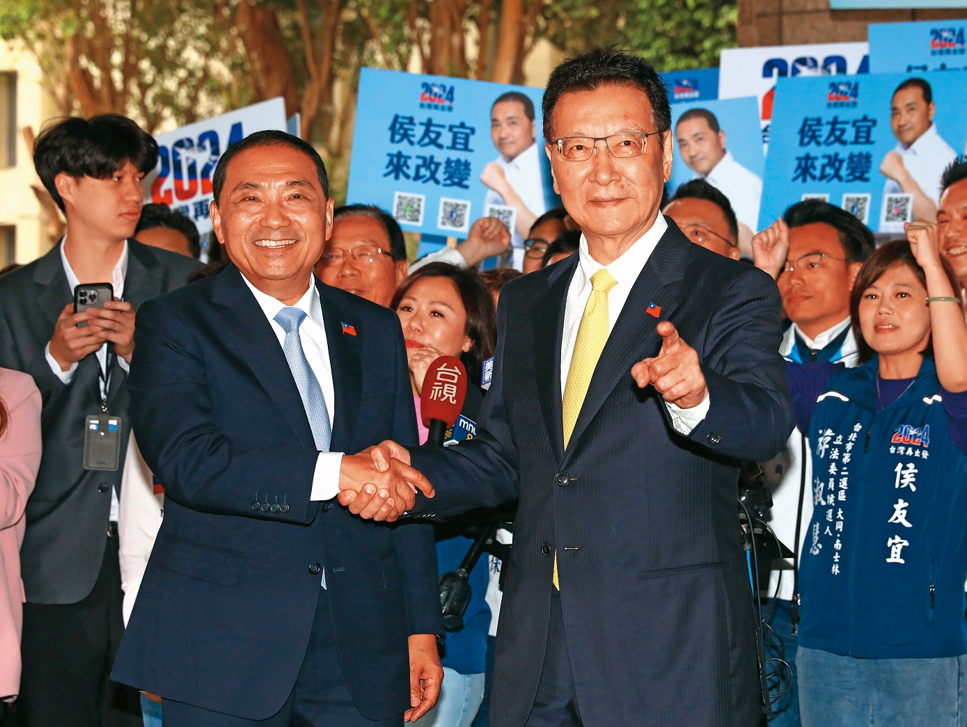 藍白合破局，國民黨總統參選人侯友宜24日宣布與中廣集團董事長趙少康搭檔，赴中選會登記參選2024總統大選。