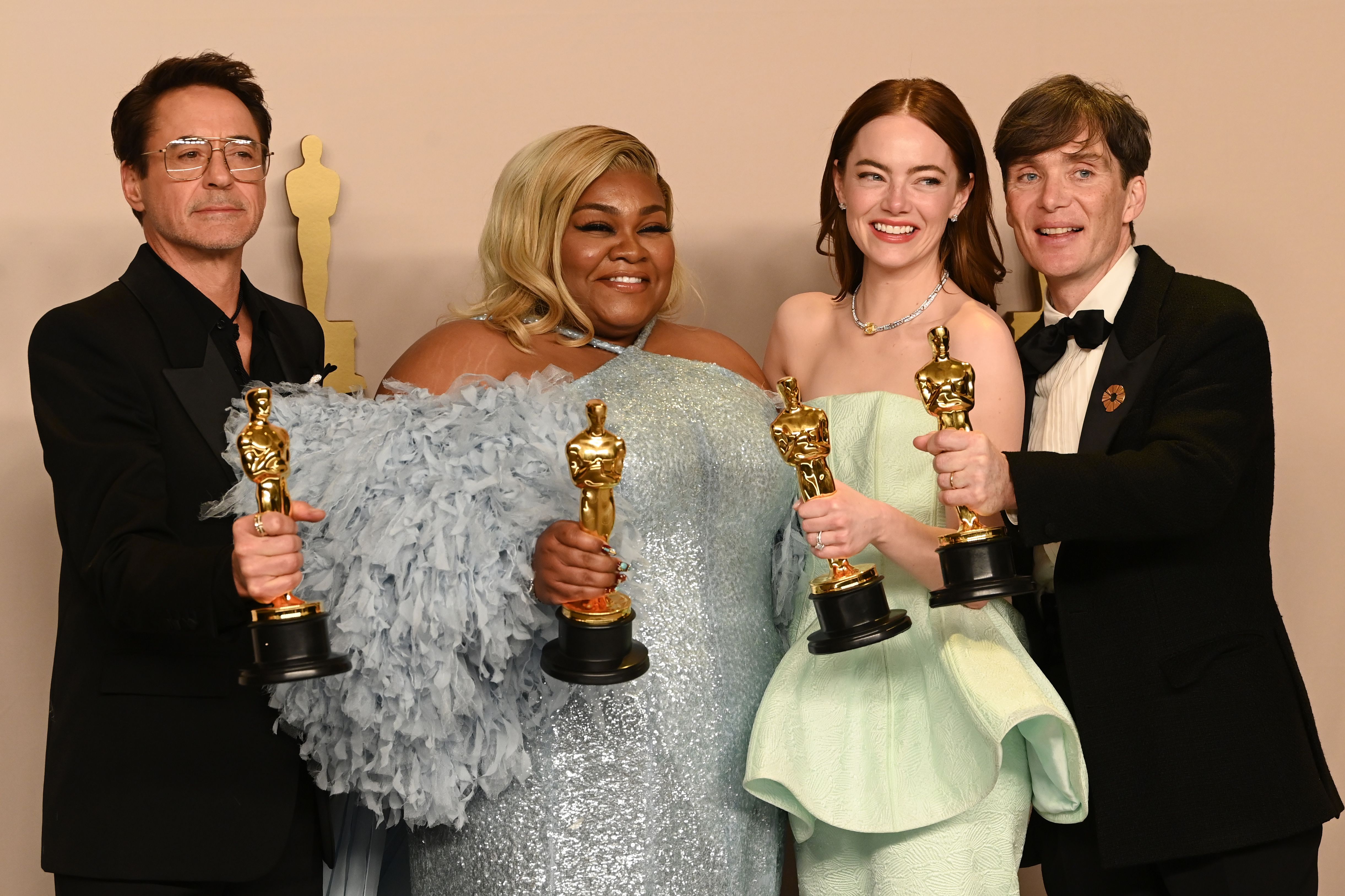本屆奧斯卡男配角小勞勃道尼（左起）、女配角達芬喬伊藍道夫、女主角艾瑪史東及男主角席尼墨菲一起亮相慶賀拿獎。（東方IC）
