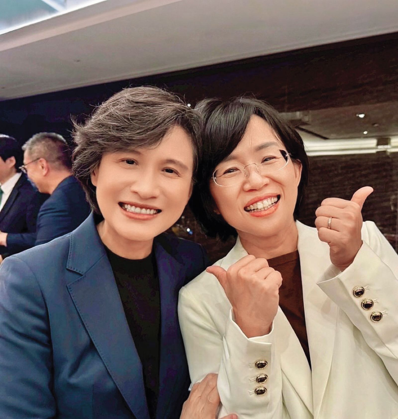 蘇巧慧（右）在threads貼出與鄭麗君（左）合照，引發廣大網友回響。（翻攝蘇巧慧threads）