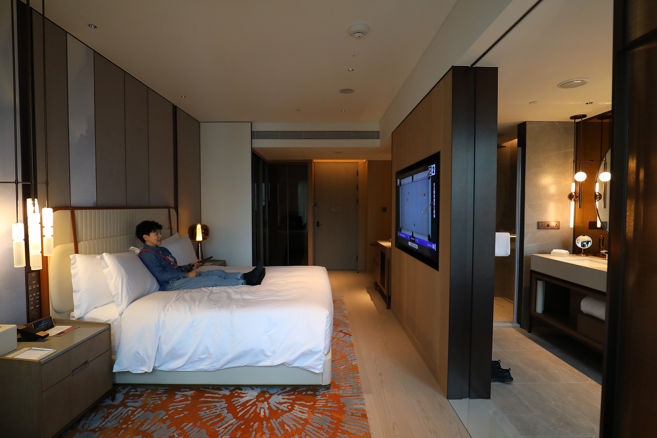 「台中勤美洲際酒店」的客房皆配備金格名床舒達床墊與400織的床被單，質感細滑，讓人一覺好眠。