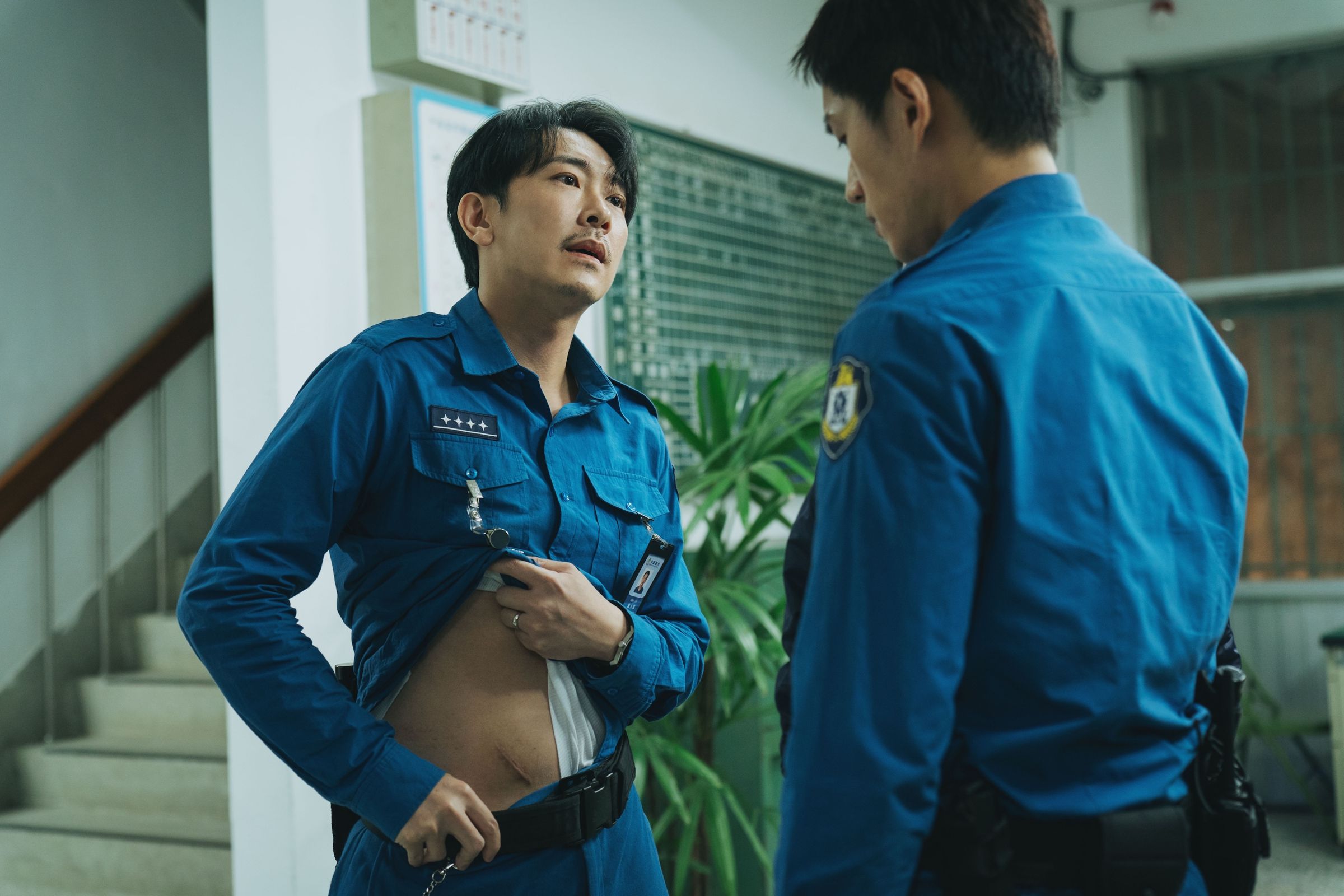 施名帥「震撼教育」，掀衣秀疤霸氣警告菜鳥。（愛奇藝國際版、壹壹影業提供）