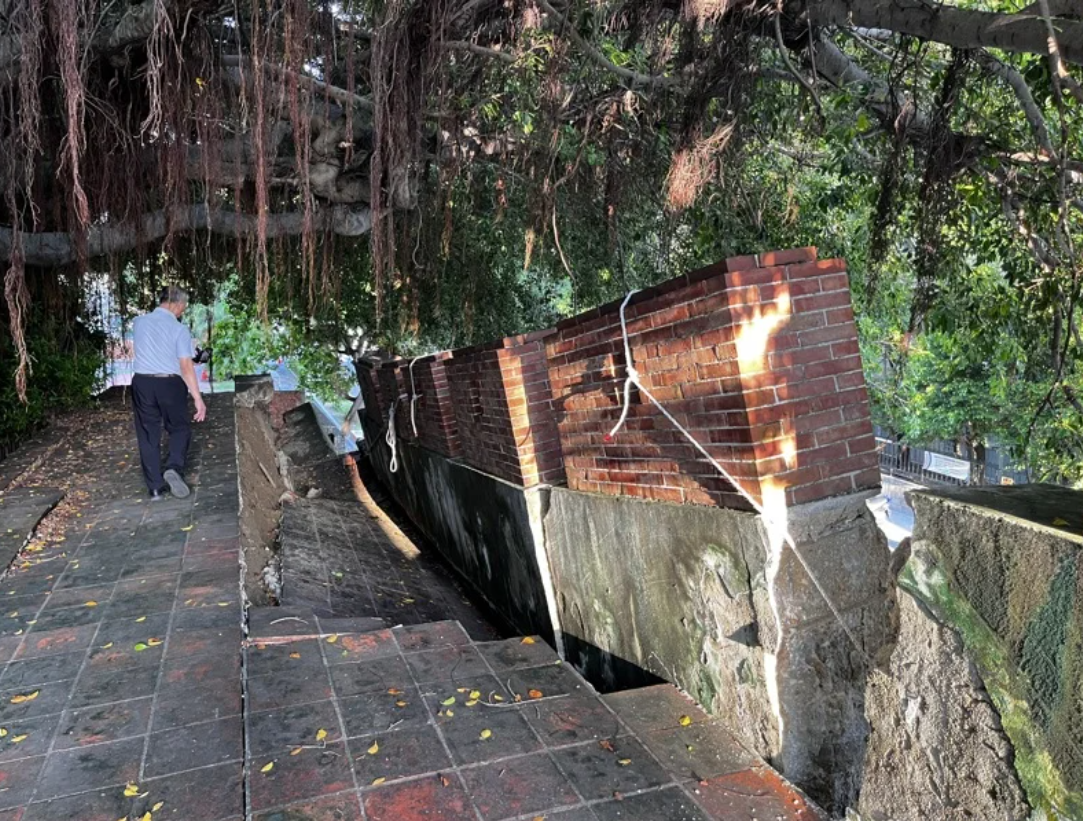 台灣府城城門南門段6日下午發生塌陷，城牆出現傾斜與裂痕。（台南市文化局提供）