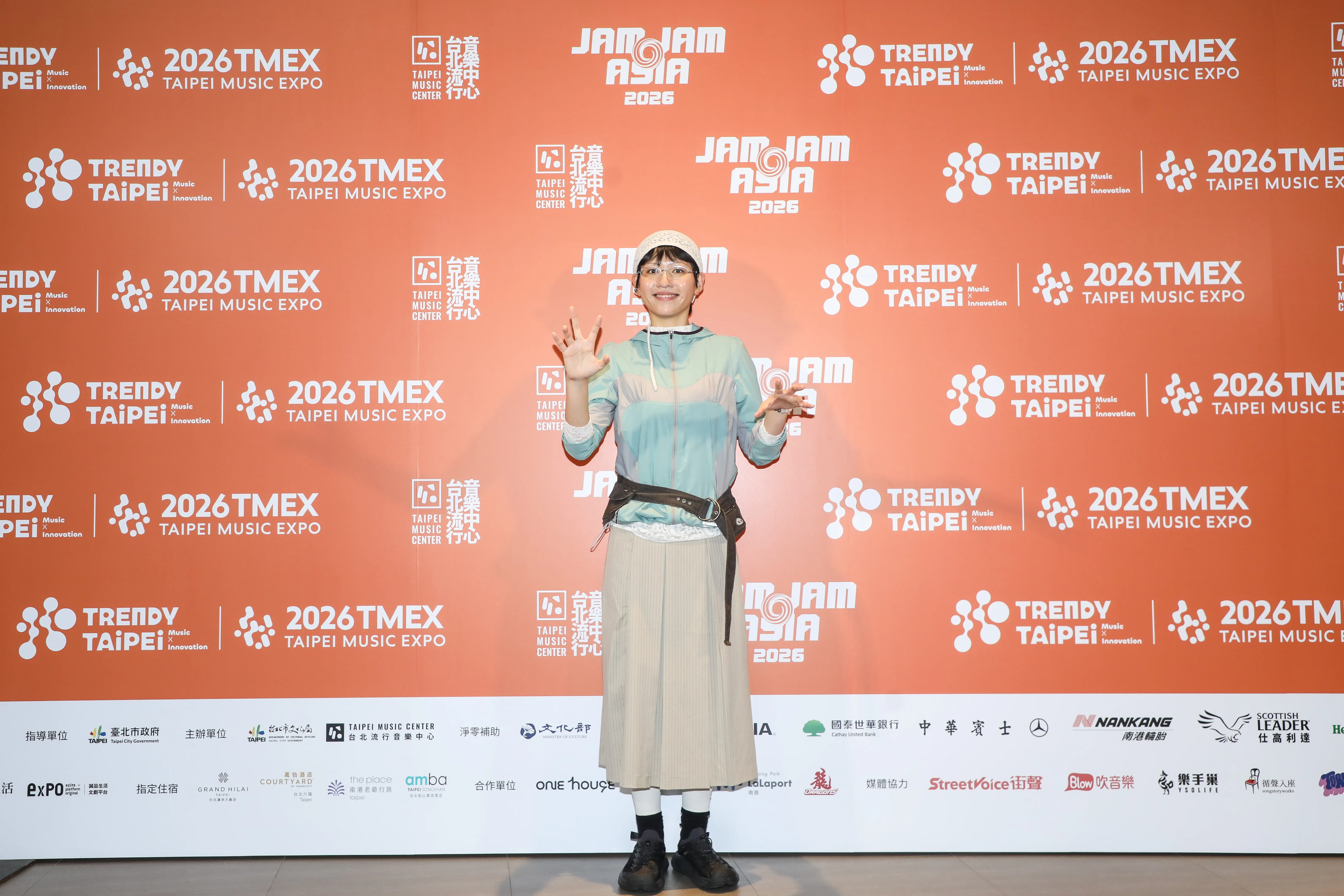 陳嫺靜登上 JJA 與現場樂迷同歡，也不忘喊話：「但大家還是要一起唱喔！」（讀者提供）