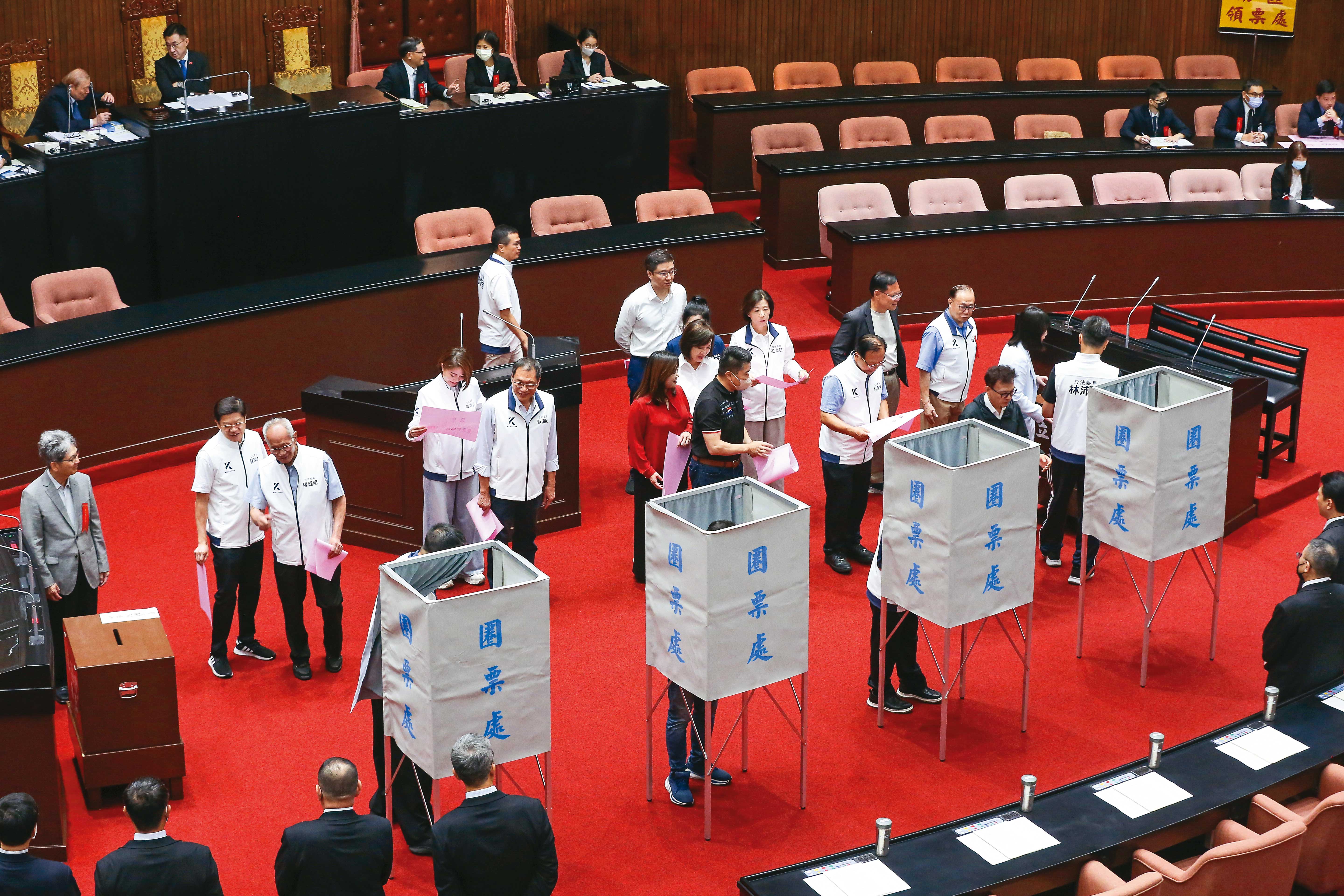 民主政治就是「衝突」與「協商」的藝術,朝野政黨18個月的極端衝突已有民意判決,2位黨主席應帶領黨員重回協商。(鏡報董孟航)