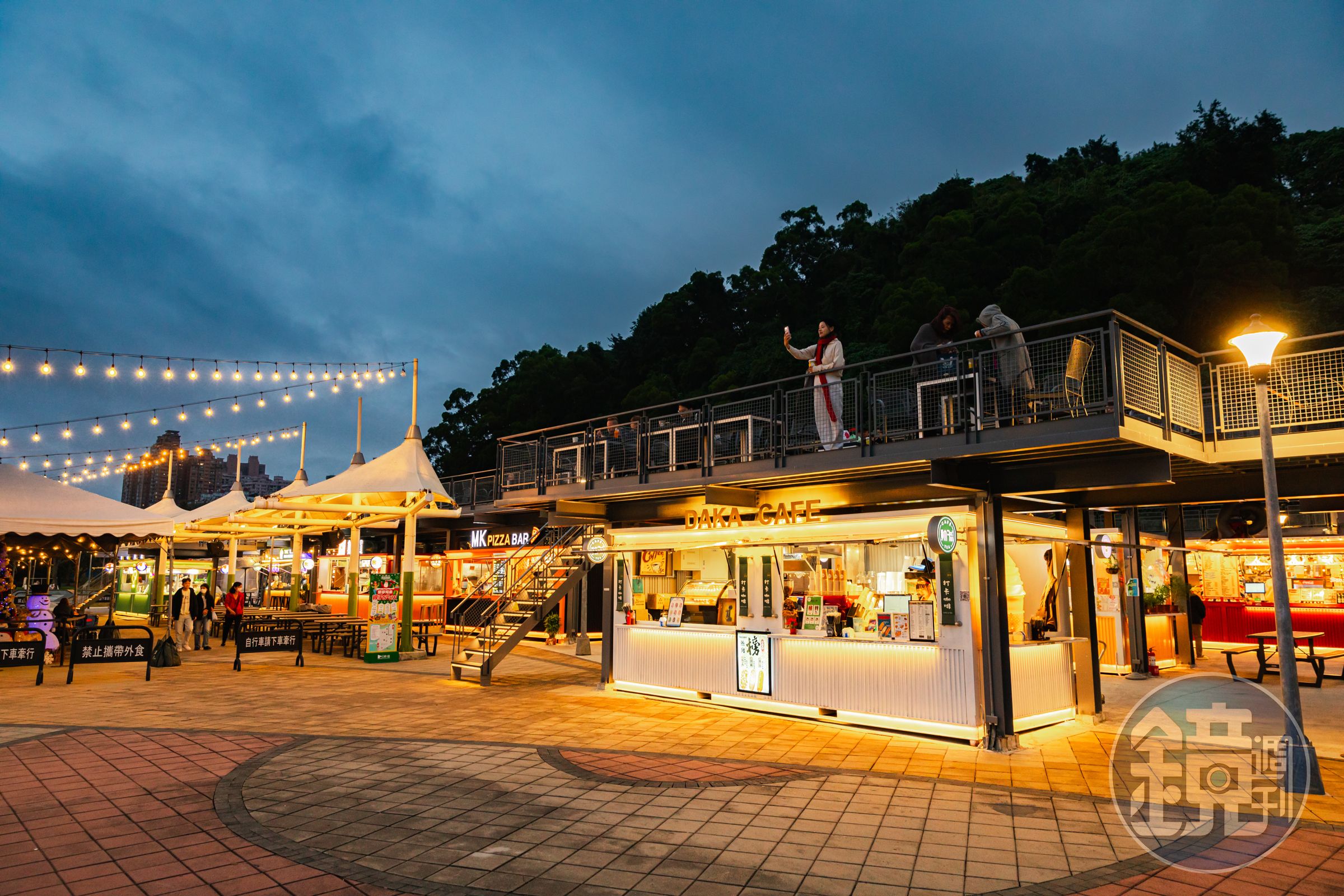 關渡碼頭貨櫃市集集結14間異國美食貨櫃屋,二樓座位區免費開放,可以拿著餐點到高處享用視野更好。