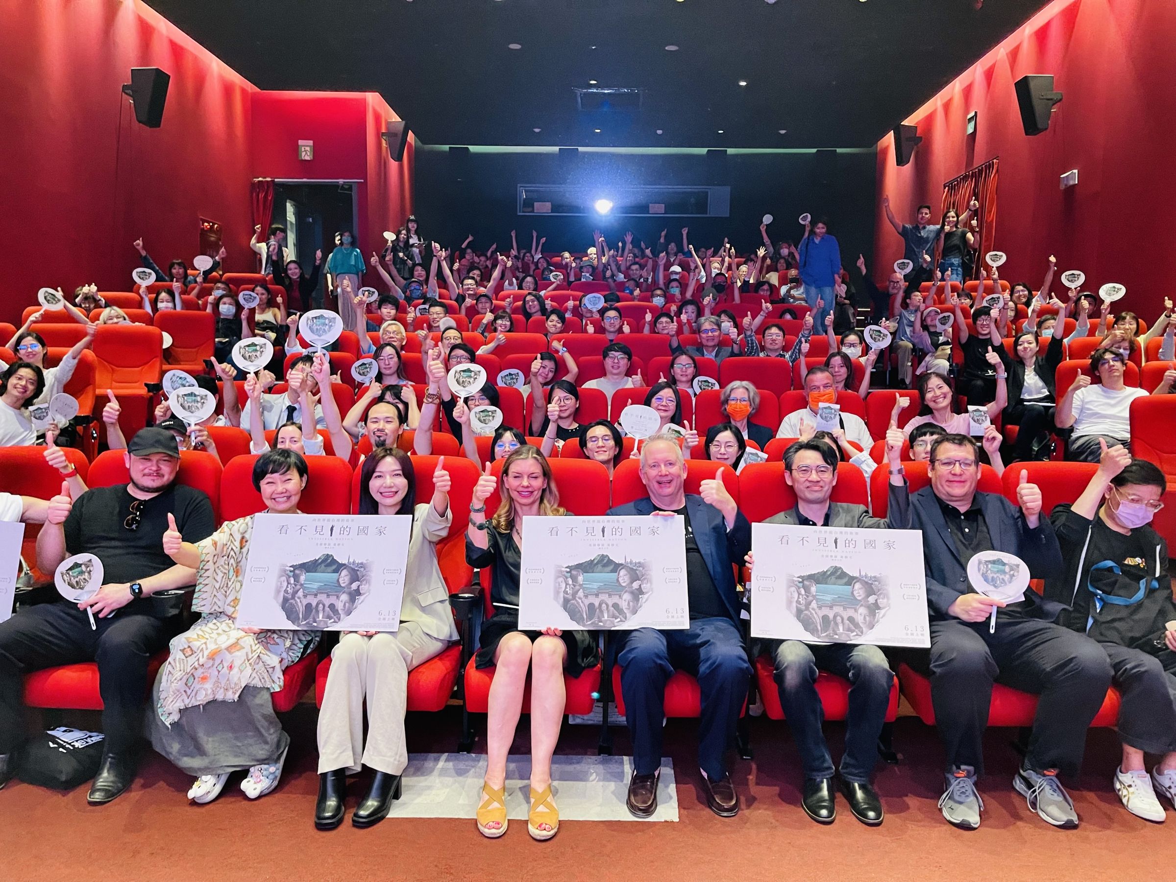 《看不見的國家》吸引不少台灣影人捧場,電影播映前更遇上地震。(海鵬提供)