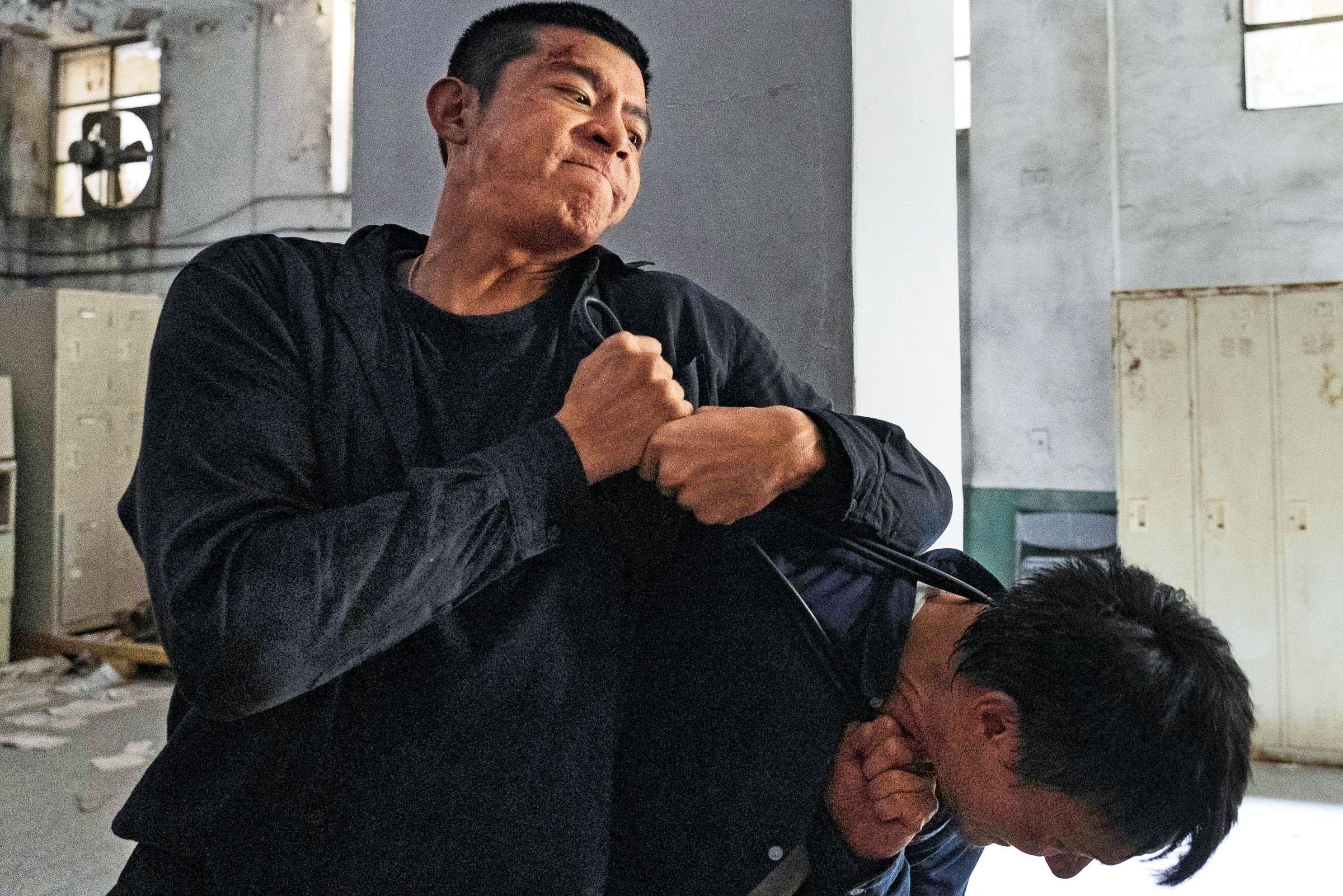 張震（右）和王柏傑（左）又踹又勒脖的肉搏戰非常逼真。（本地風光提供）