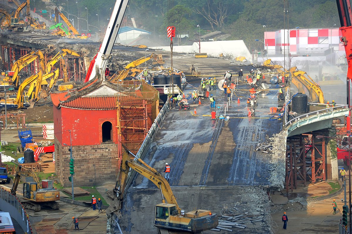 柯市府任內忠孝橋引橋拆除工程近日遭爆涉及圖利，對此施工的皇昌營造發出嚴正聲明。圖為忠孝橋引橋拆除工程。（翻攝自皇昌營造臉書）