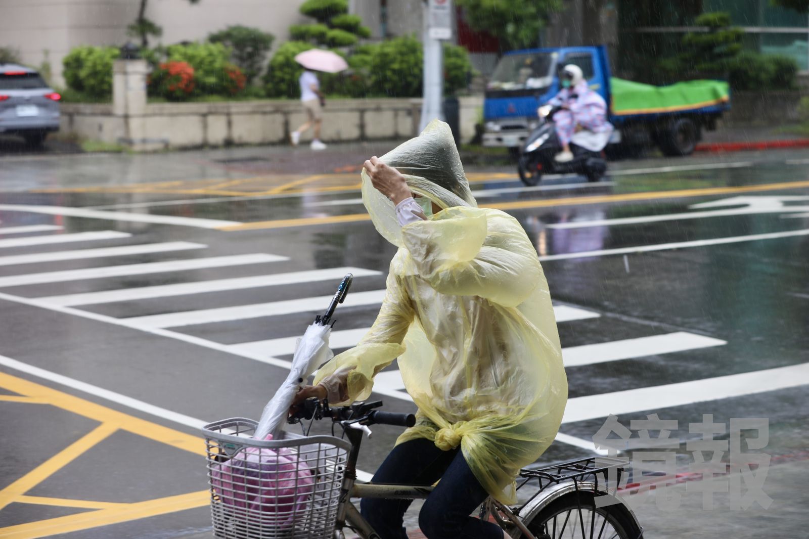 下班記得帶傘！5縣市大雨特報　3地區防大雷雨來襲
