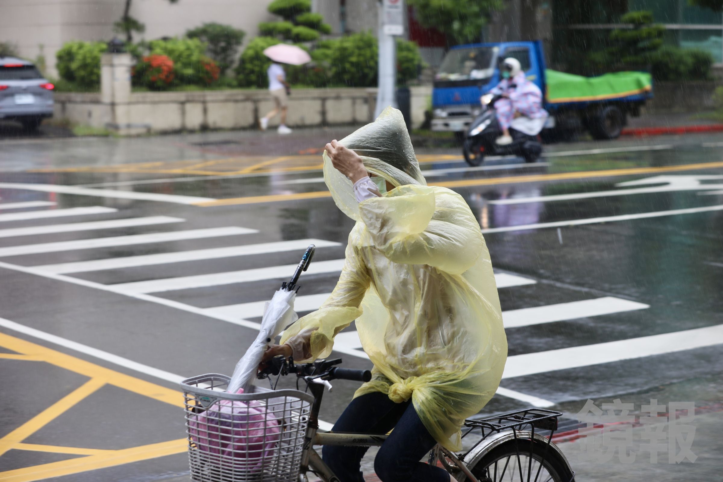 氣象署針對5縣市發布大雨特報。（鏡報林煒凱）