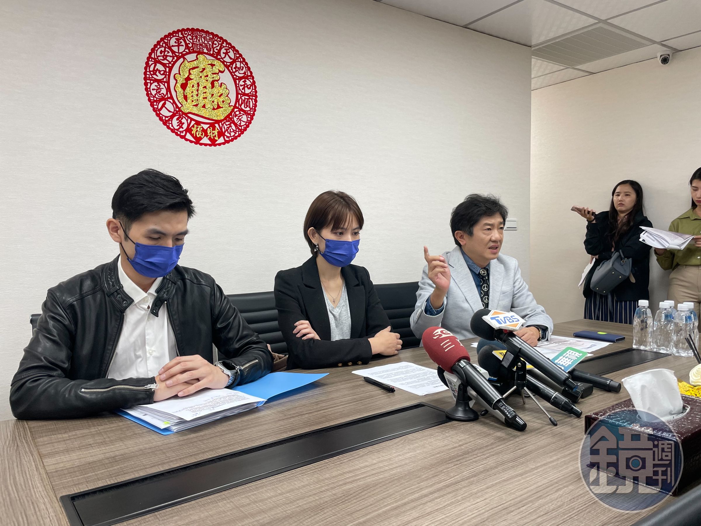 《超級偶像》第五屆選秀歌手林鑫汝召開記者會,控訴司法不公。(讀者提供)