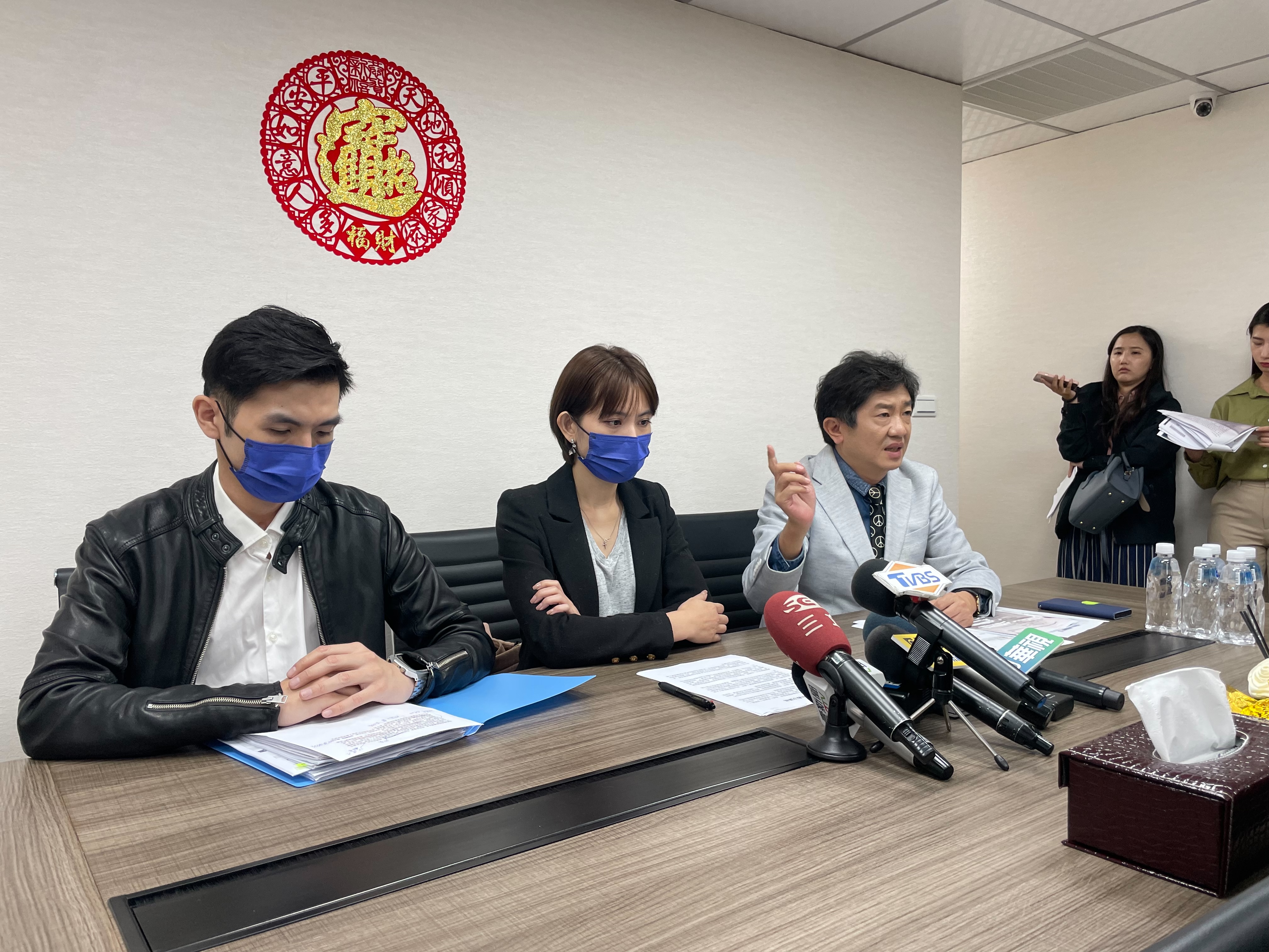 《超級偶像》第五屆選秀歌手林鑫汝召開記者會，控訴司法不公。（讀者提供）